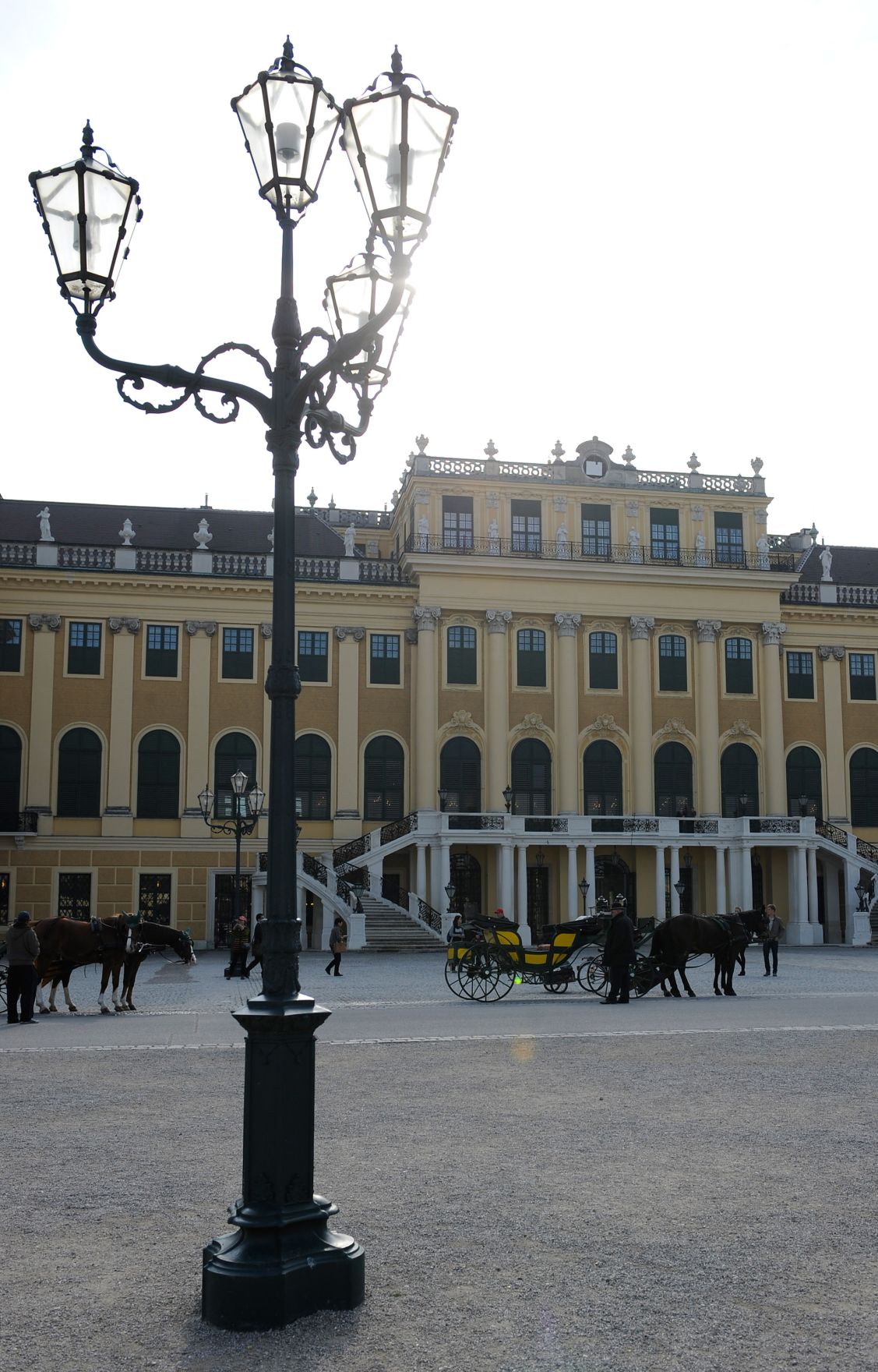 Aufnahme des Schloss Sch&ouml;nbrunns mit einer Laterne im Vordergrund. Schlagworte: Schloss, Sch&ouml;nbrunn, Sehensw&uuml;rdigkeit