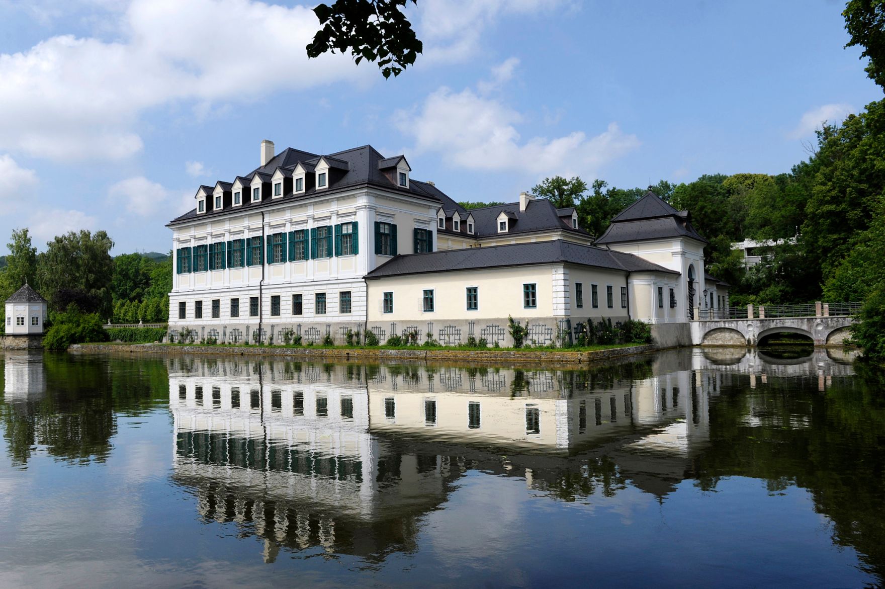 Das Wiener Schloss Laudon Schlagworte: Geb&auml;ude, Laudon, Sehensw&uuml;rdigkeit, Stadtlandschaft, Schloss, Wasserschloss