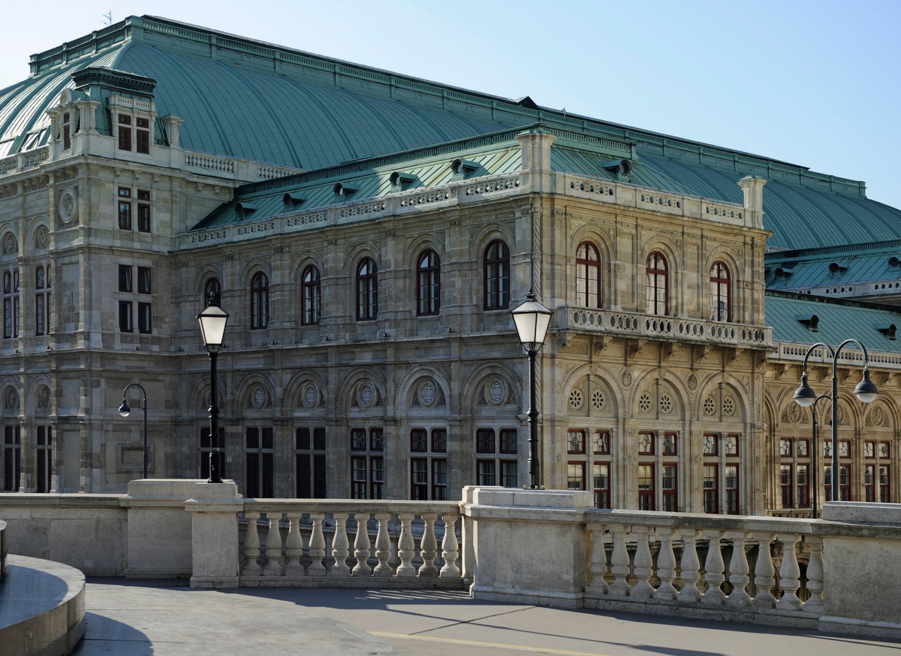 R&uuml;ckseite der Wiener Staatsoper. Schlagworte: Architektur, Geb&auml;ude, Laternen, Sehensw&uuml;rdigkeit, Stadtlandschaft