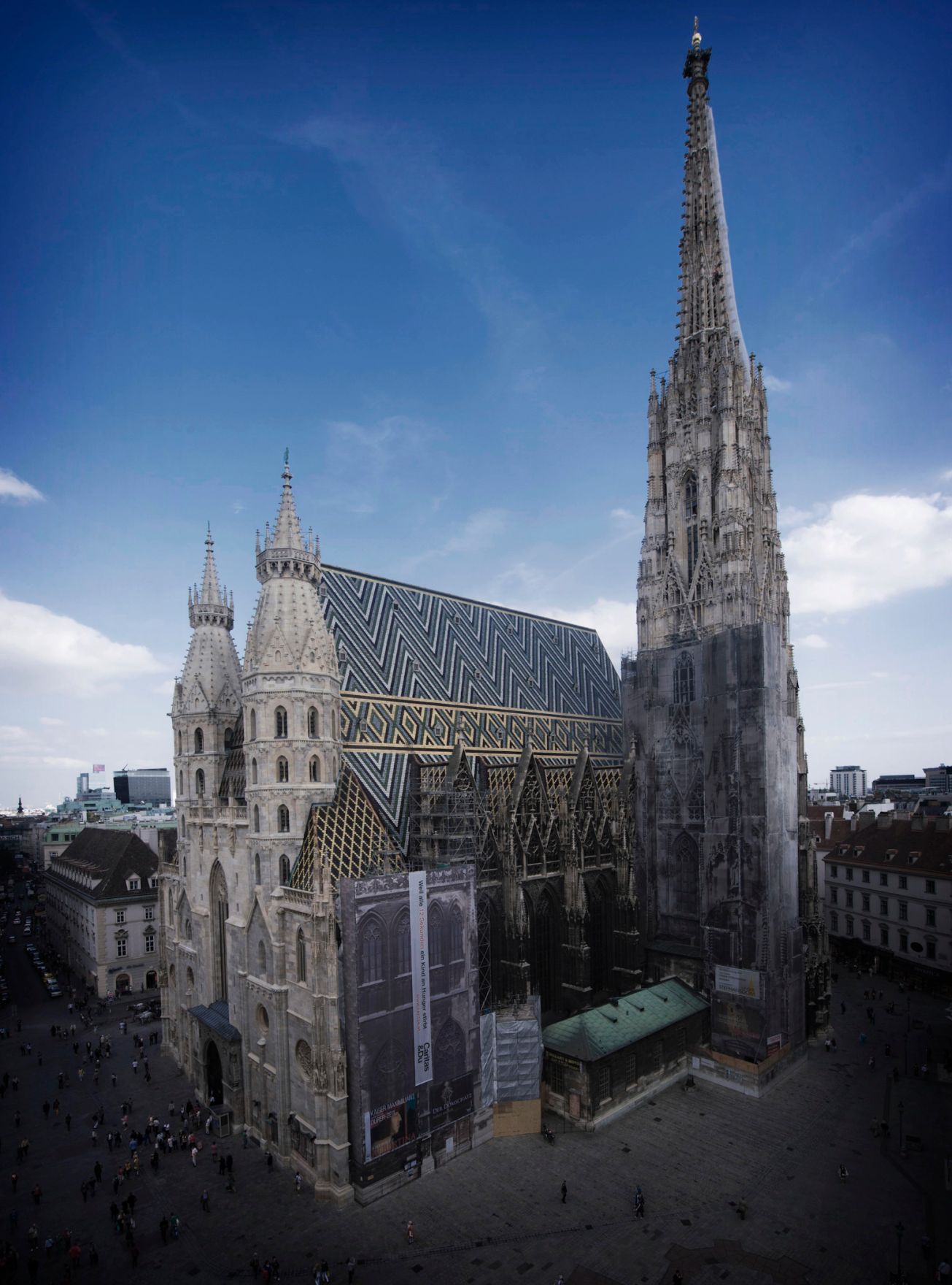 Der Wiener Stephansdom am Stephansplatz. Schlagworte: Architektur, Geb&auml;ude, Himmel, Kirche, Sehensw&uuml;rdigkeit, Stadtlandschaft, Wahrzeichen, Wolken