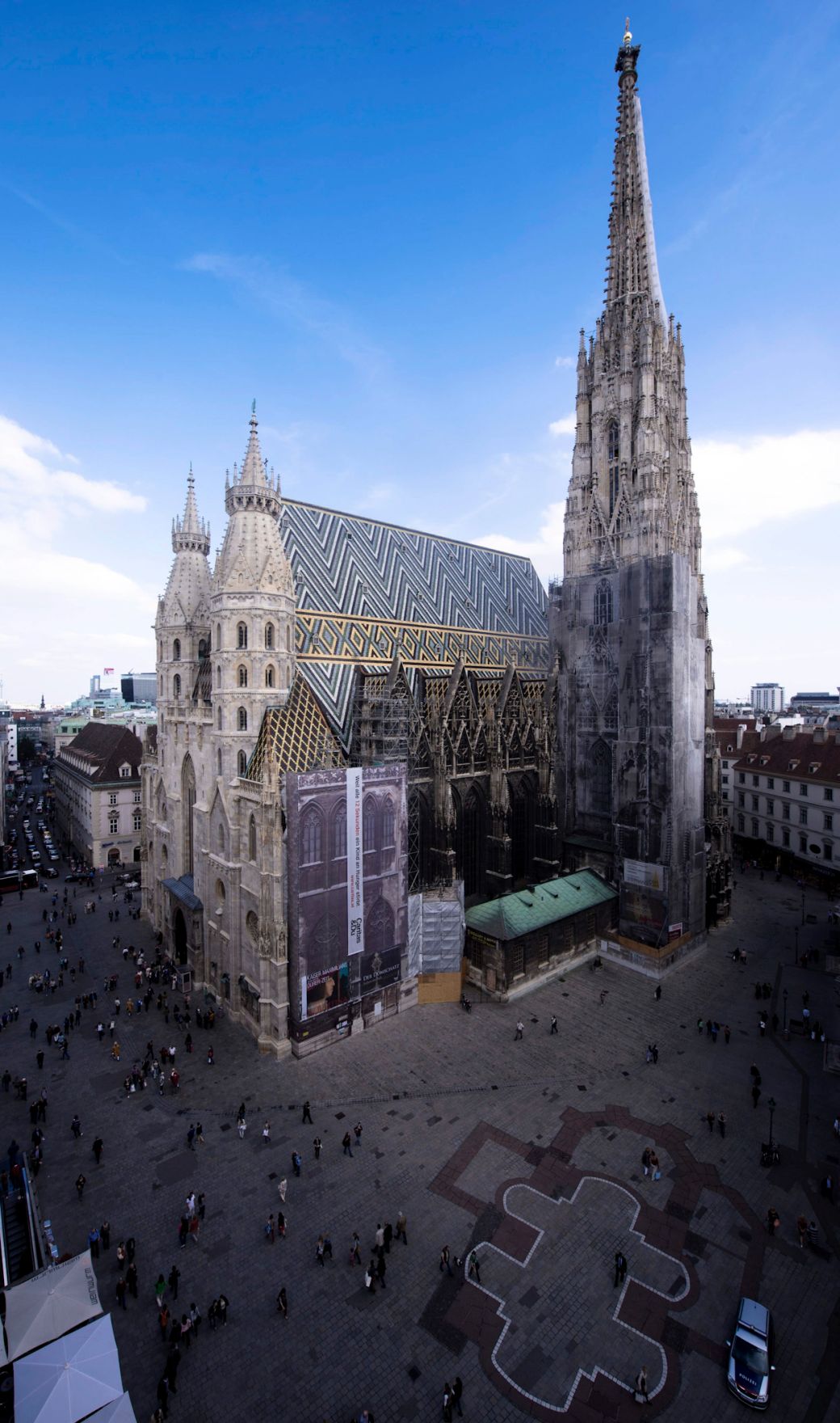 Der Wiener Stephansdom am Stephansplatz. Schlagworte: Architektur, Geb&auml;ude, Himmel, Kirche, Sehensw&uuml;rdigkeit, Stadtlandschaft, Wahrzeichen, Wolken