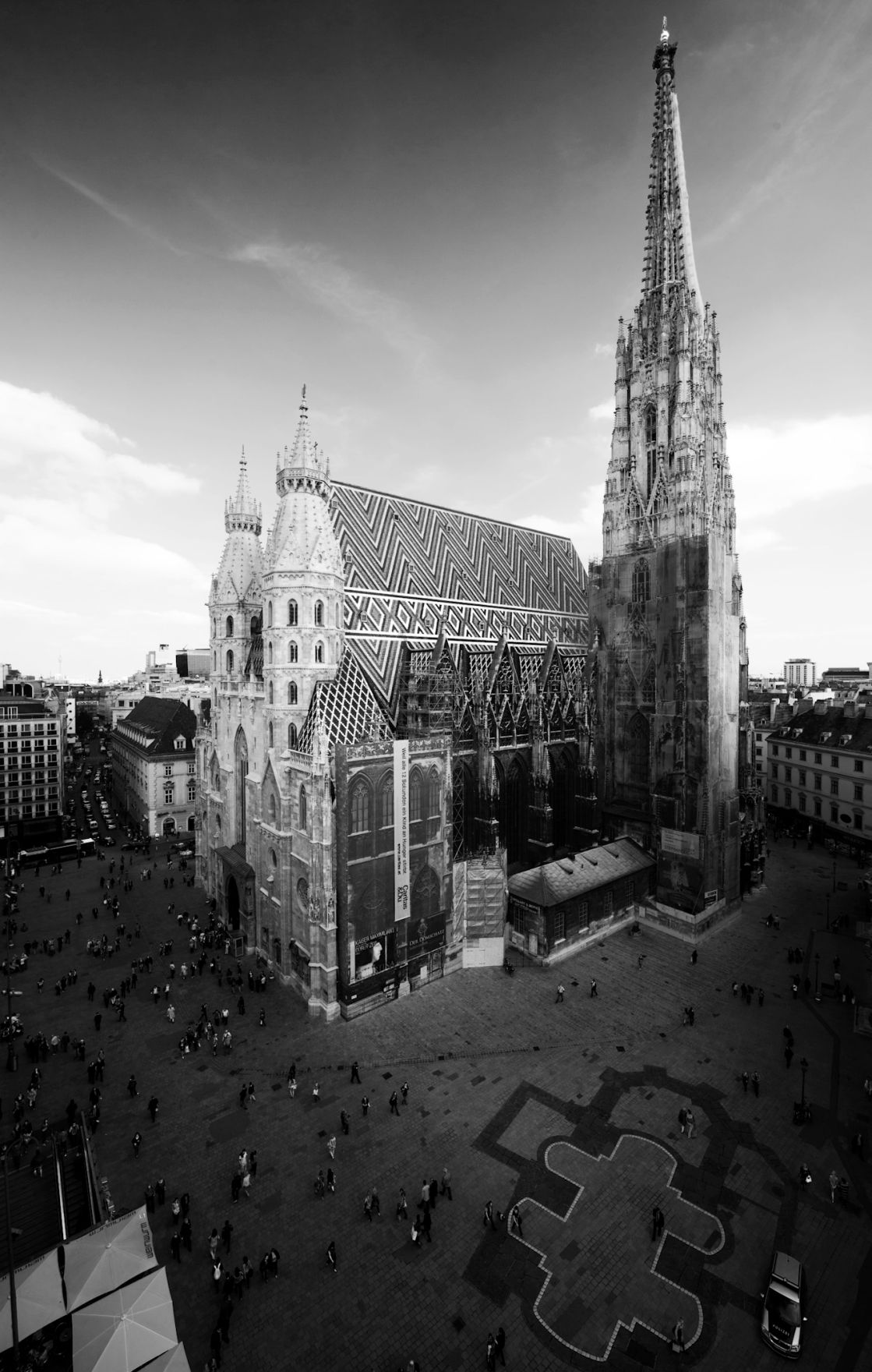 Der Wiener Stephansdom am Stephansplatz. Schlagworte: Architektur, Geb&auml;ude, Himmel, Kirche, Schwarz-wei&szlig;, Sehensw&uuml;rdigkeit, Stadtlandschaft, SW, Wahrzeichen, Wolken