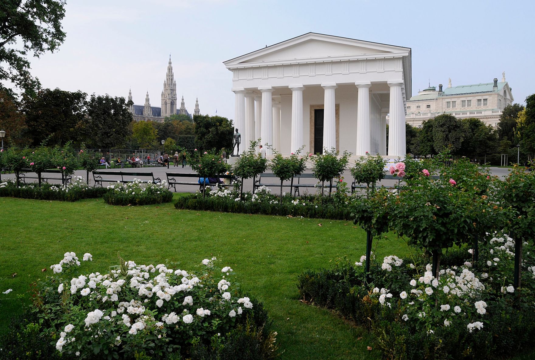 Theseustempel im Volksgarten. Schlagworte: Architektur, Blumen, Geb&auml;ude, Natur, Park, Sehensw&uuml;rdigkeit, Stadtlandschaft