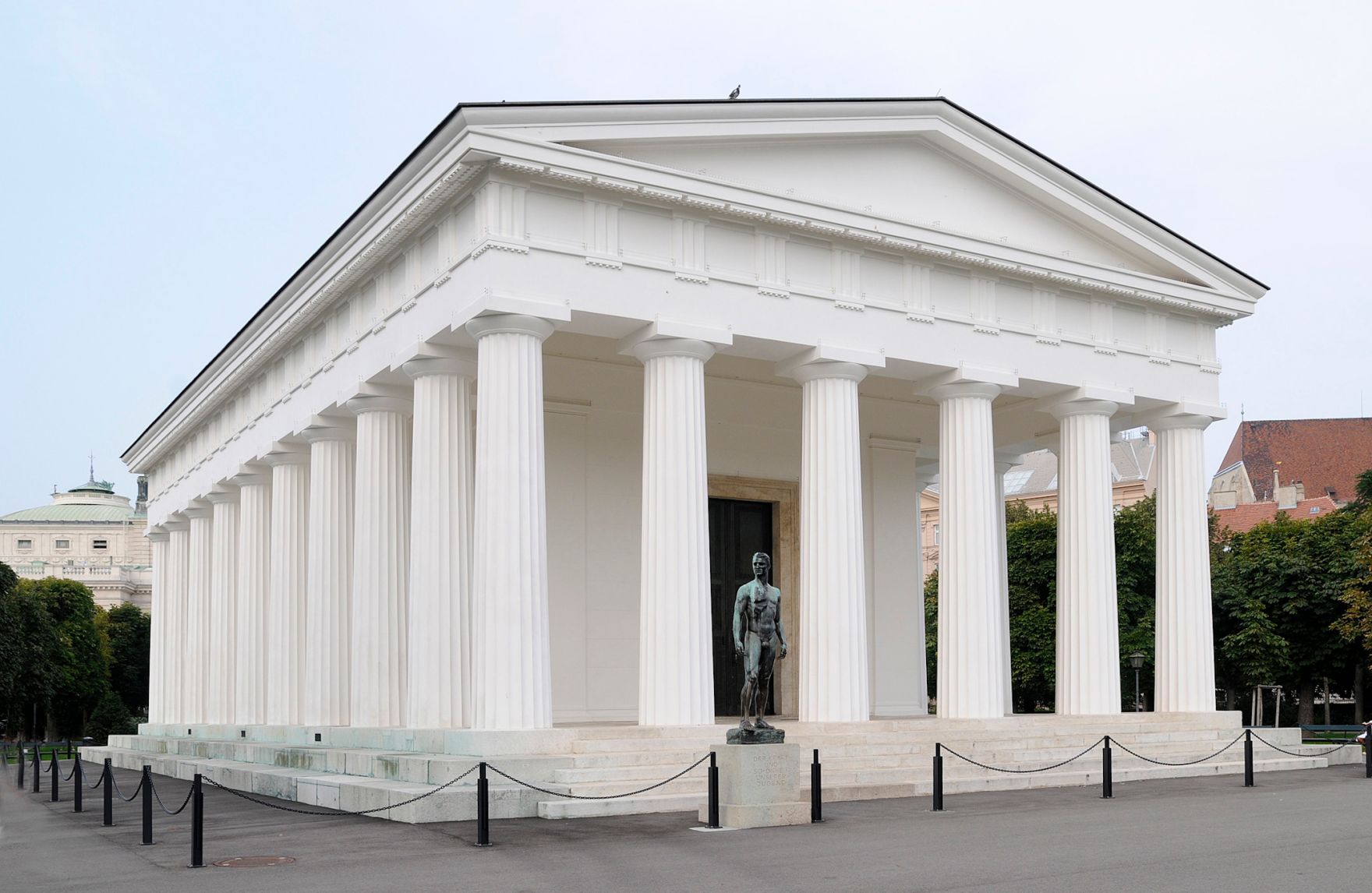 Theseustempel mit der Theseustatue im Volksgarten. Schlagworte: Architektur, Geb&auml;ude, Sehensw&uuml;rdigkeit, Stadtlandschaft, Statue