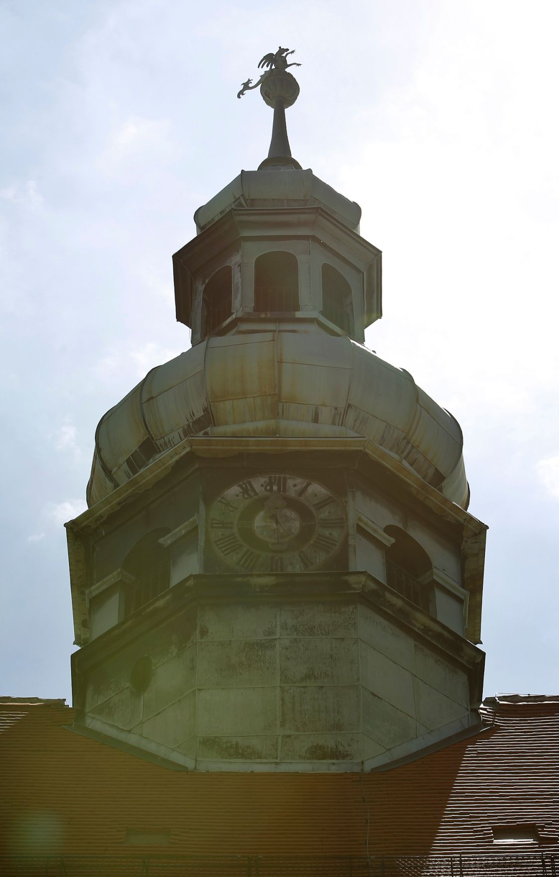 Ein alter Uhrturm im Gegenlicht. Schlagworte: Architektur, Geb&auml;ude, Sehensw&uuml;rdigkeit, Stadtlandschaft