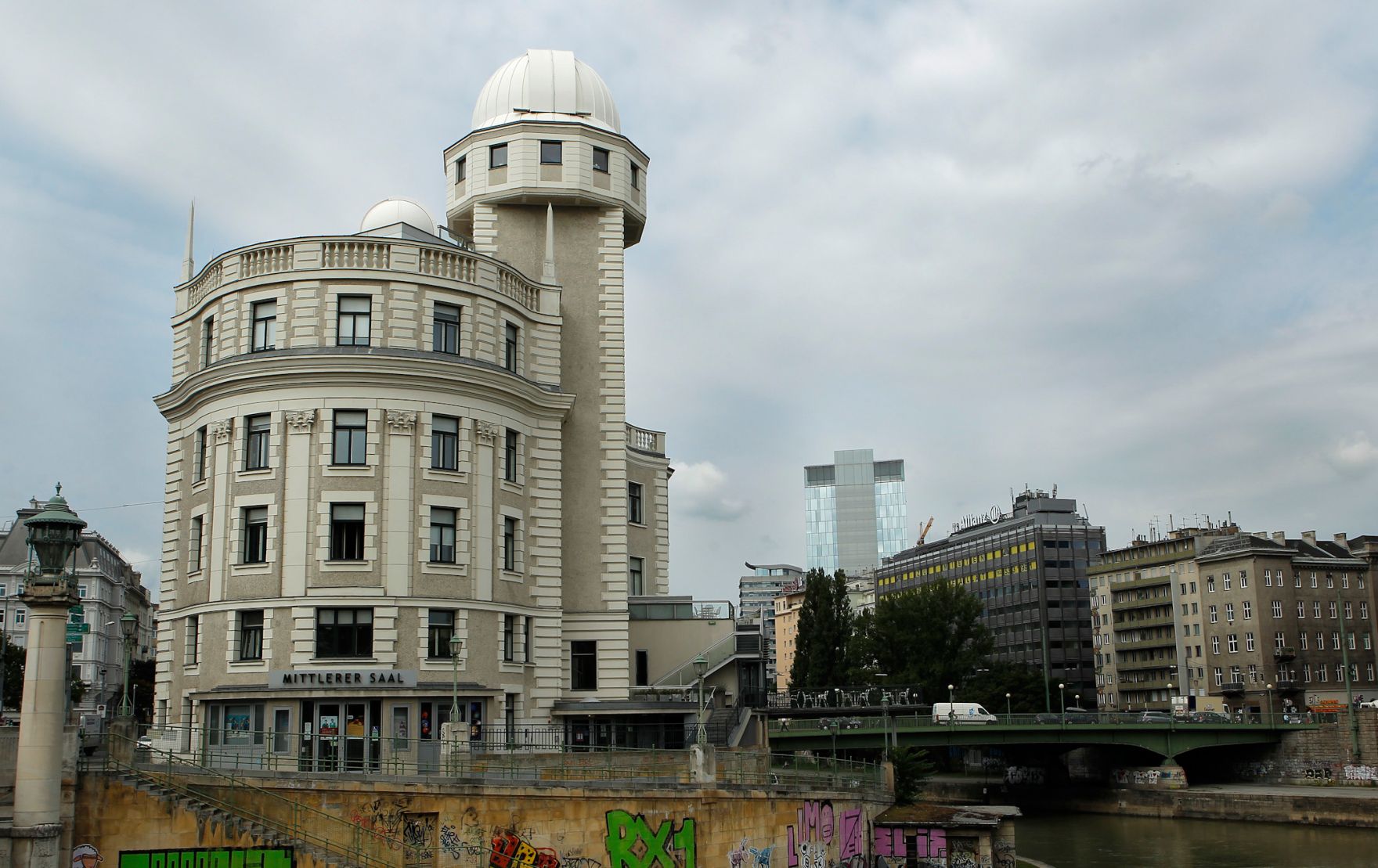 Die Urania - das Volksbildungshaus mit Sternwarte in der Uraniastra&szlig;e am Donaukanal. Schlagworte: Architektur, Br&uuml;cke, Geb&auml;ude, Himmel, Sehensw&uuml;rdigkeit, Stadtlandschaft, Wolken