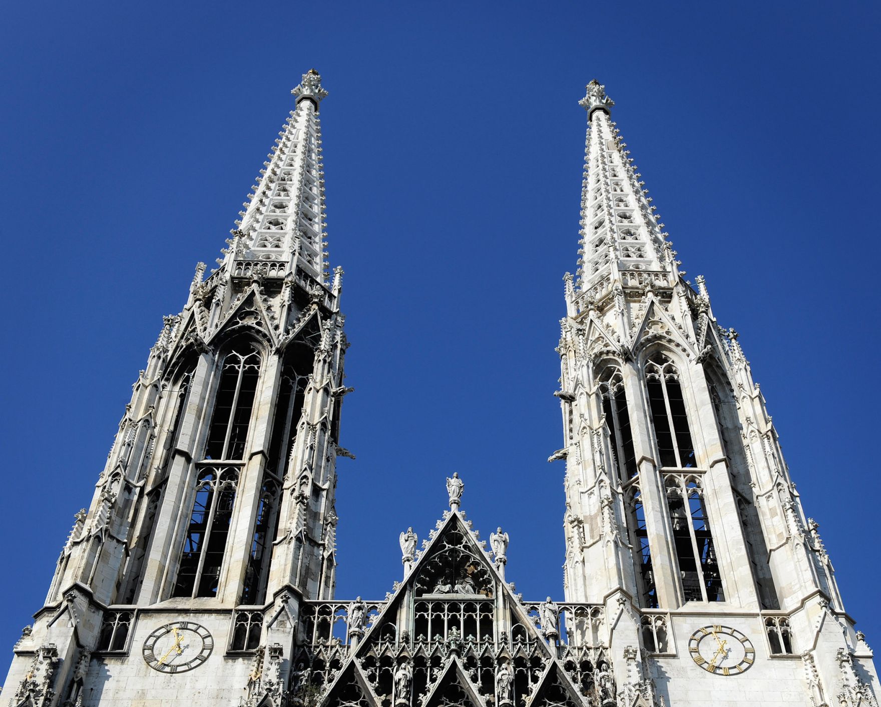 Die beiden T&uuml;rme der Wiener Votivkirche unter blauem Himmel. Schlagworte: Architektur, Geb&auml;ude, Himmel, Kirche, Sehensw&uuml;rdigkeit, Stadtlandschaft