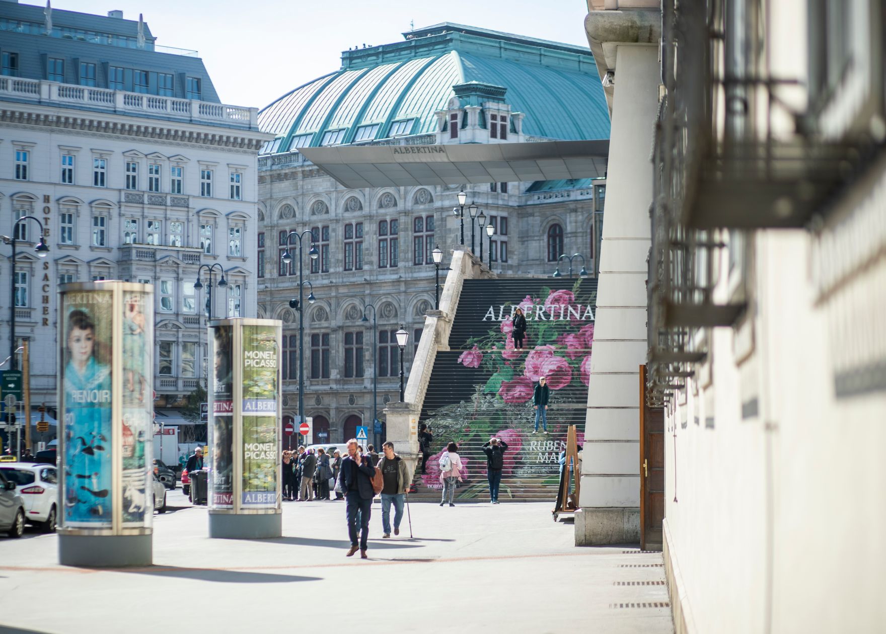 Der Stiegenaufgang vor der Albertina. Schlagworte: Architektur, Denkmal, Geb&auml;ude, Sehensw&uuml;rdigkeit, Stadtlandschaft, Statue