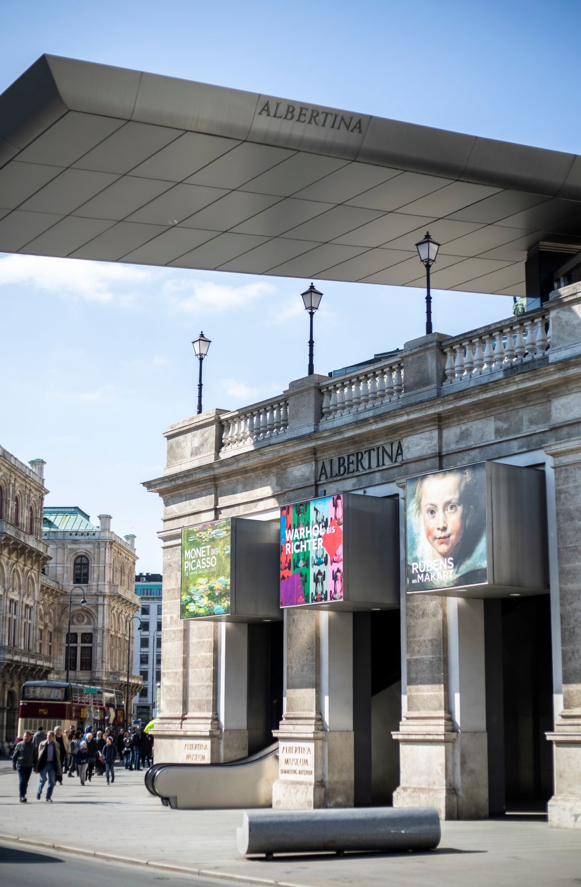Der Eingang zur Albertina. Schlagworte: Architektur, Denkmal, Geb&auml;ude, Sehensw&uuml;rdigkeit, Stadtlandschaft, Statue