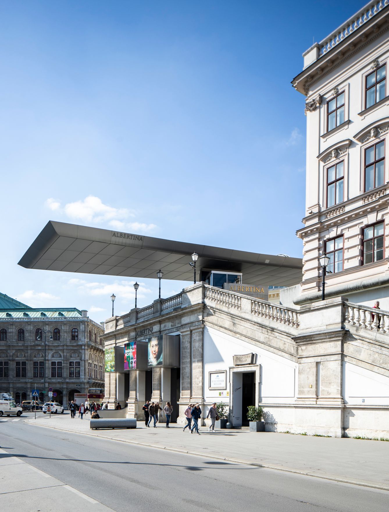 Der Eingang zur Albertina. Schlagworte: Architektur, Denkmal, Geb&auml;ude, Sehensw&uuml;rdigkeit, Stadtlandschaft, Statue