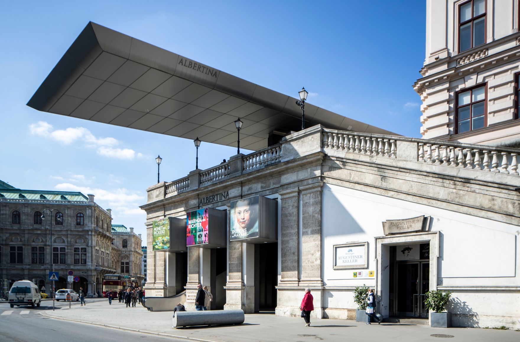 Der Eingang zur Albertina. Schlagworte: Architektur, Denkmal, Geb&auml;ude, Sehensw&uuml;rdigkeit, Stadtlandschaft, Statue