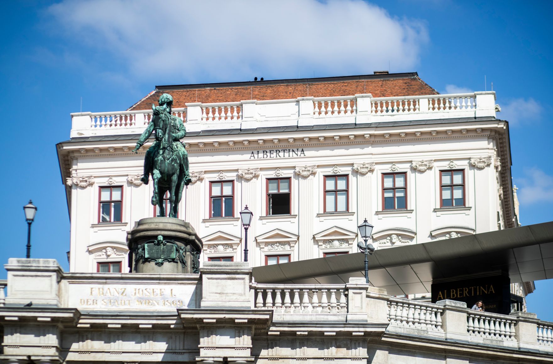 Albertina von der Staatsoper aus gesehen und die Reiterstautue von Kaiser Franz Josef I. Schlagworte: Architektur, Denkmal, Geb&auml;ude, Sehensw&uuml;rdigkeit, Stadtlandschaft, Statue