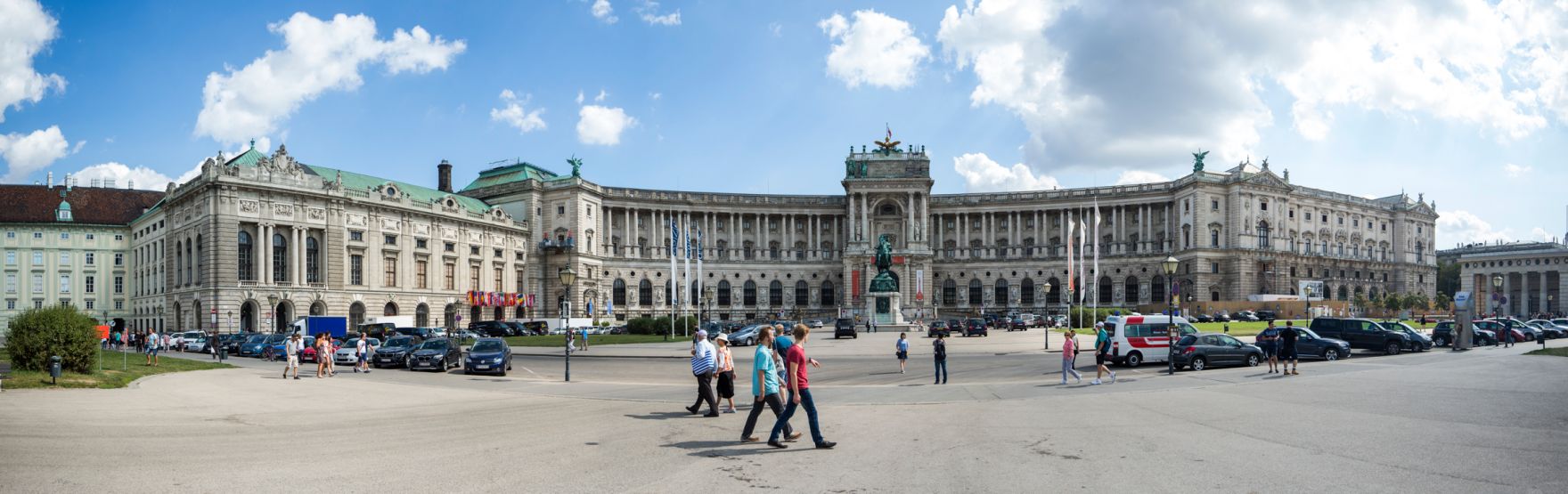 Die &Ouml;sterreichische Nationalbibliothek. Davor der Heldenplatz mit dem Reiterdenkmal von Prinz Eugen. Schlagworte: Architektur, Denkmal, Geb&auml;ude, Natur, Park, Statue, Sehensw&uuml;rdigkeit, Stadtlandschaft