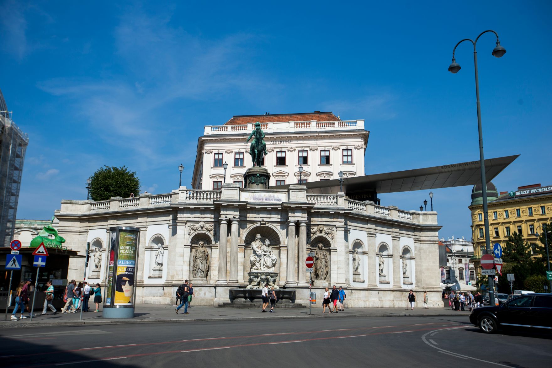 Albertina von der Staatsoper aus gesehen und die Reiterstautue von Kaiser Franz Josef I. Schlagworte: Architektur, Denkmal, Geb&auml;ude, Sehensw&uuml;rdigkeit, Stadtlandschaft, Statue