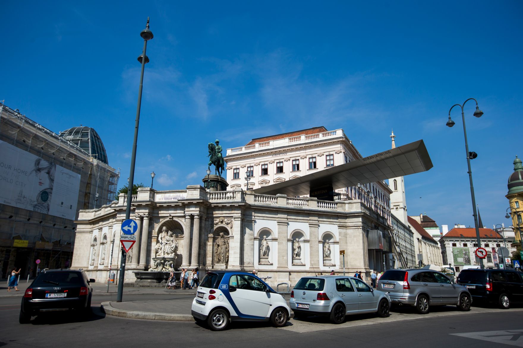 Albertina von der Staatsoper aus gesehen und die Reiterstautue von Kaiser Franz Josef I. Schlagworte: Architektur, Denkmal, Geb&auml;ude, Sehensw&uuml;rdigkeit, Stadtlandschaft, Statue