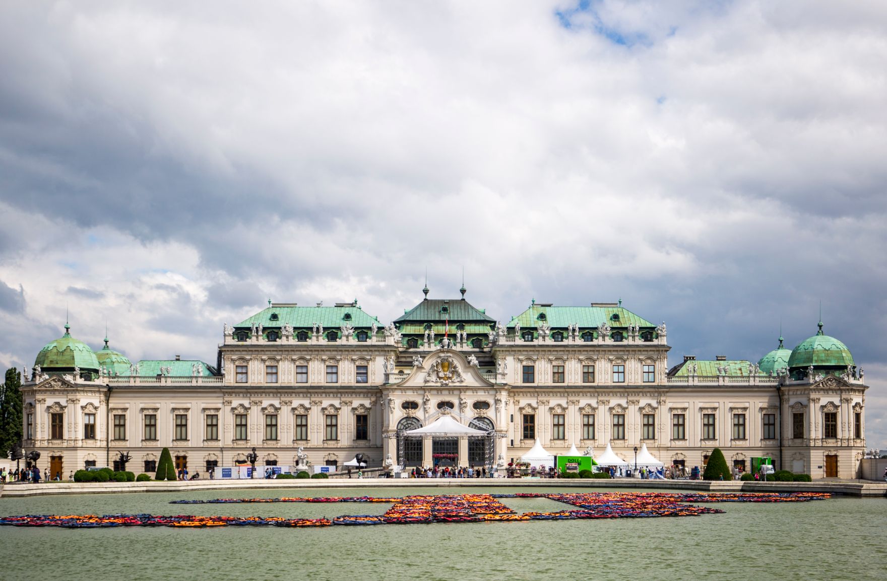 Das Obere Belvedere (S&uuml;dseite) mit bew&ouml;lktem Himmel und Teich im Vordergrund. Schlagworte: Architektur, Blumen, Geb&auml;ude, Himmel, Natur, Park, Schloss, Sehensw&uuml;rdigkeit, Stadtlandschaft, Teich, Wasser, Wolken