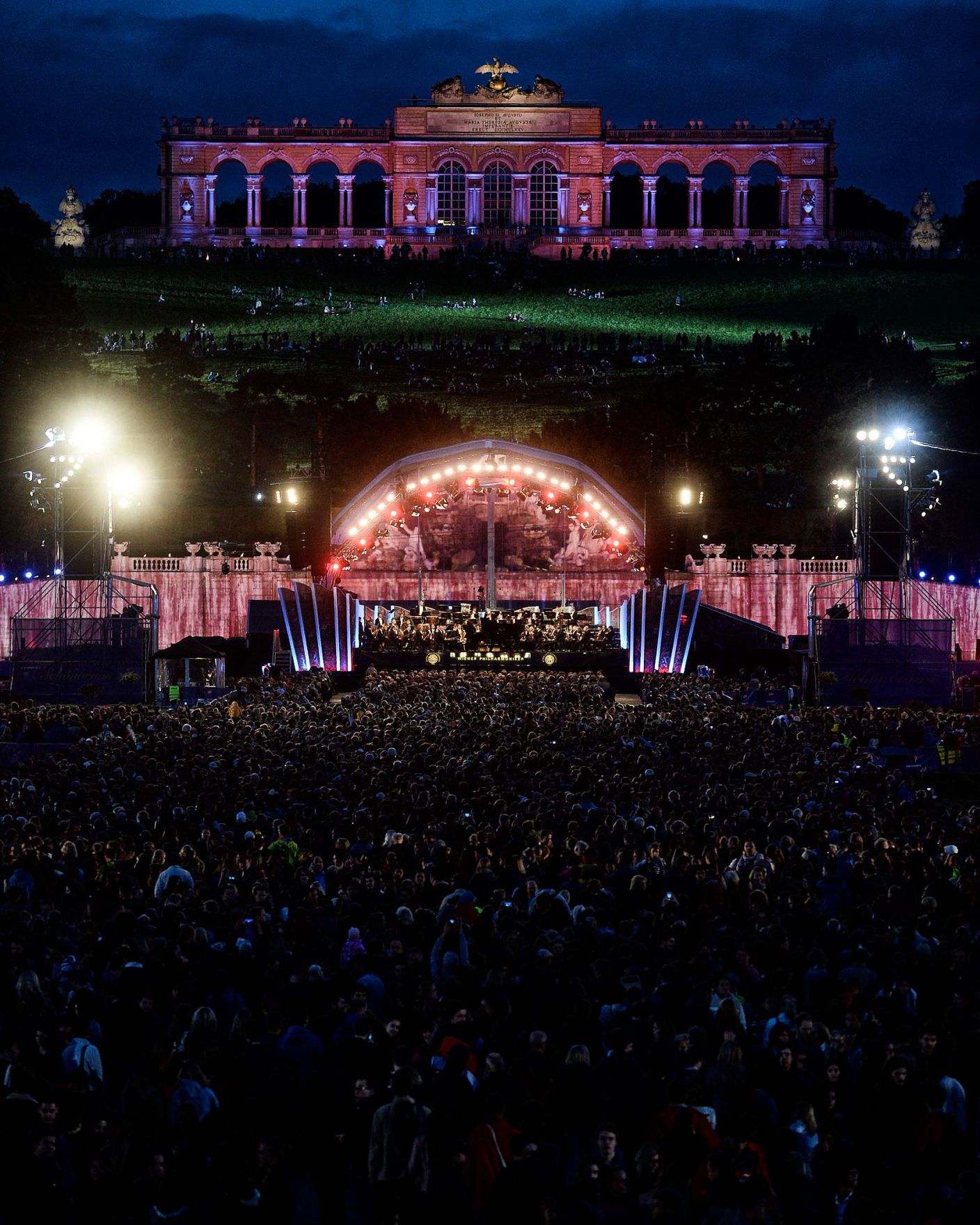 Das Sommernachtskonzert in Sch&ouml;nbrunn. Schlagw&ouml;rter: Konzert, Schloss Sch&ouml;nbrunn, Gloriette, Musik, Orchester, Kunst, Kultur, Wiener Philharmoniker, Rat f&uuml;r Bildung, Jugend, Kultur, Sport, EYC