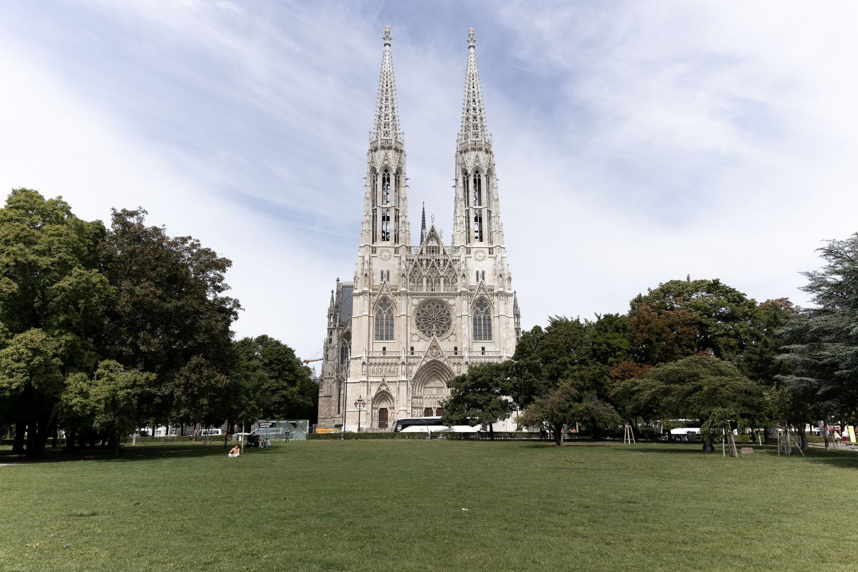 Votivkirche Schlagw&ouml;rter: alt, Votivkirche, Uhr, Statuen, Sehensw&uuml;rdigkeit, Stadtlandschaft