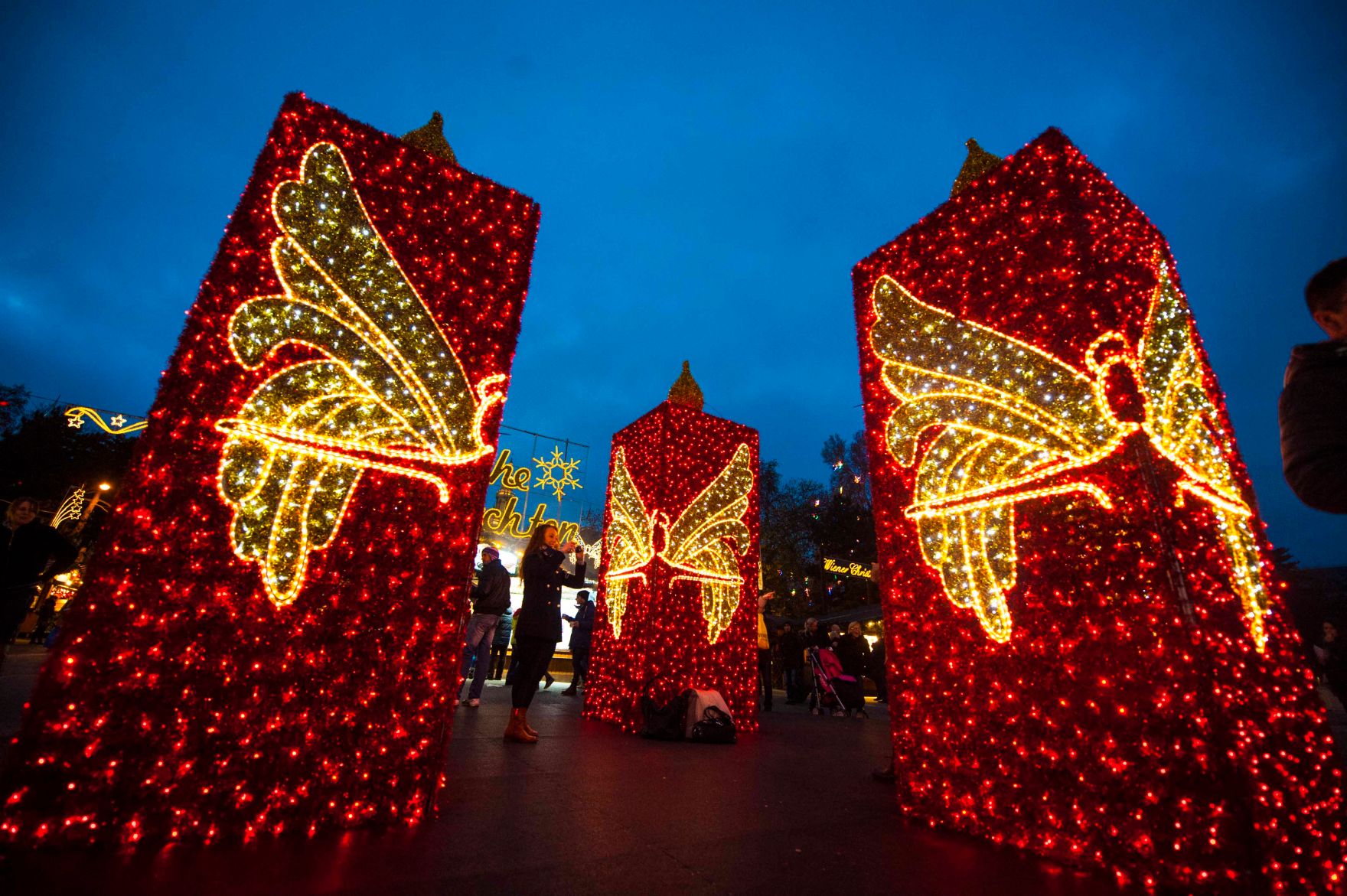 Der Christkindlmarkt am Rathausplatz bei Nacht. Schlagworte: Abend, Beleuchtung, Menschen, Sehensw&uuml;rdigkeit, Stadtlandschaften, Weihnachten