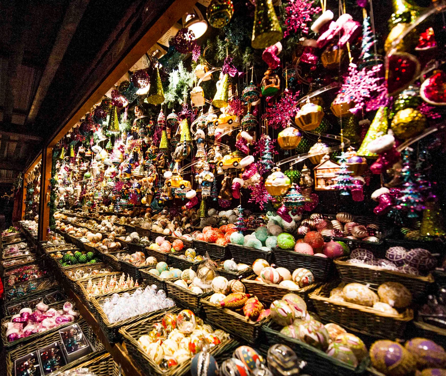 Der Christkindlmarkt am Rathausplatz bei Nacht. Schlagworte: Abend, Beleuchtung, Kugeln, Marktstand, Sehensw&uuml;rdigkeit, Stadtlandschaften, Weihnachten