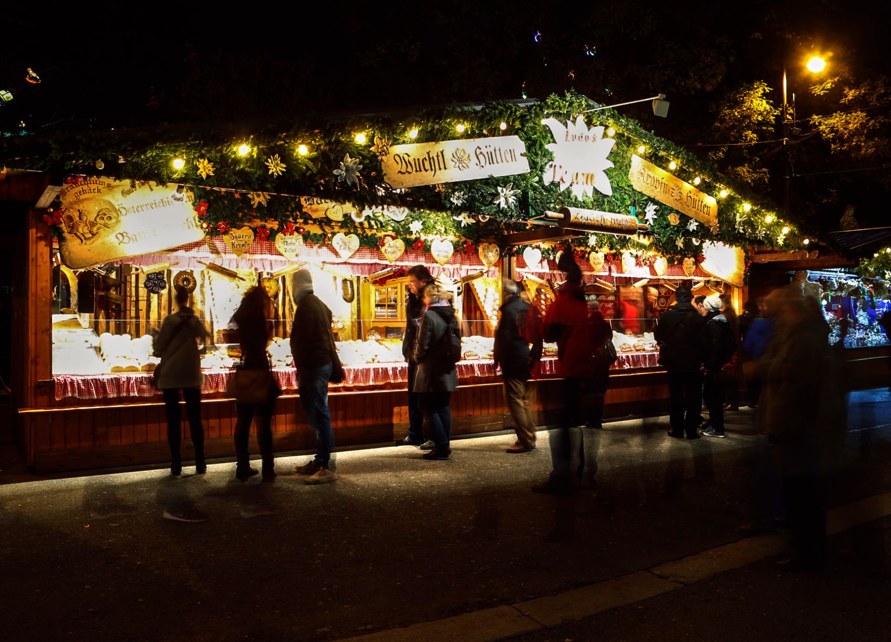 Der Christkindlmarkt am Rathausplatz bei Nacht. Schlagworte: Abend, Beleuchtung, Kugeln, Marktstand, Menschen, Sehensw&uuml;rdigkeit, Stadtlandschaften, Weihnachten