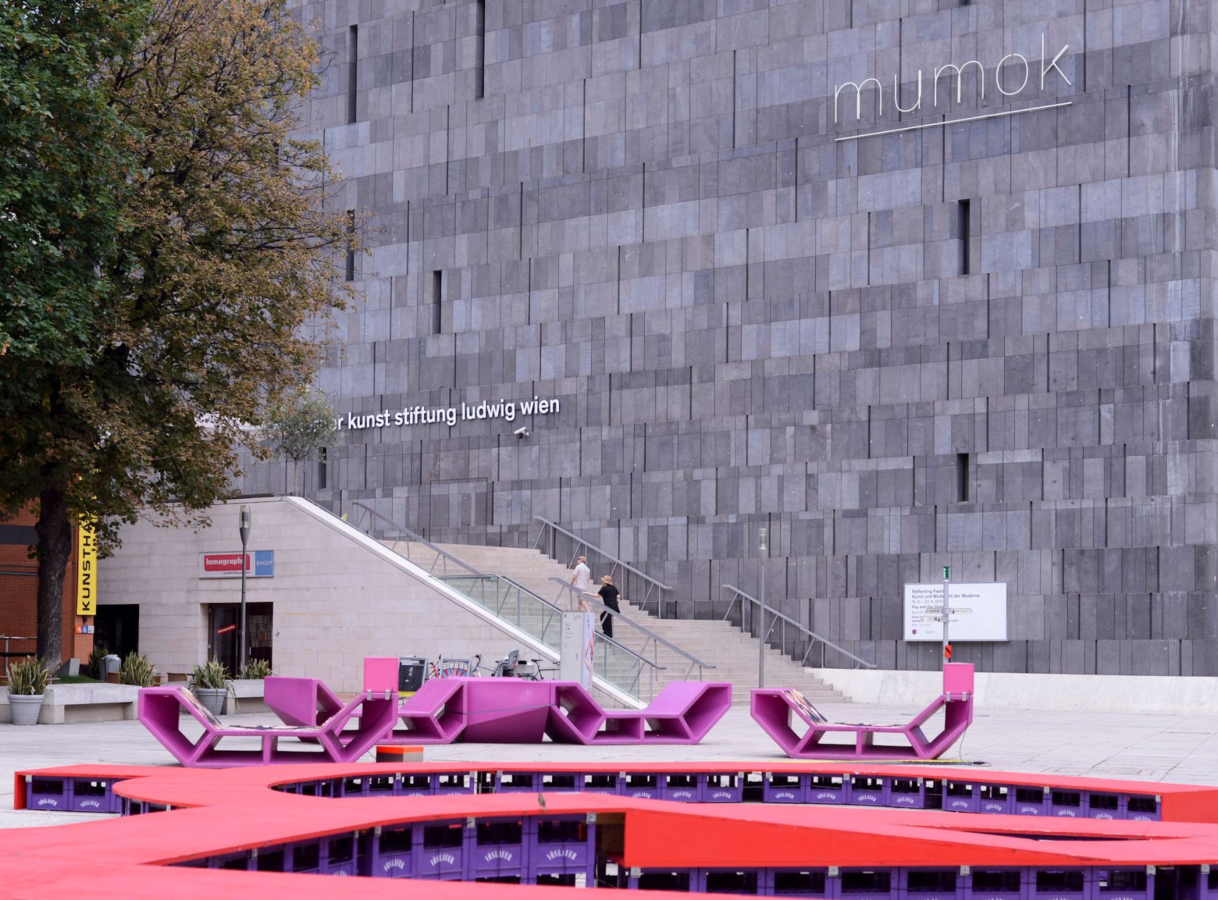 B&auml;nke vor dem Museum moderner Kunst Wien (mumok) im MuseumsQuartier. Schlagworte: Architektur, Geb&auml;ude, MQ, Museum, Sehensw&uuml;rdigkeit, Stadtlandschaft
