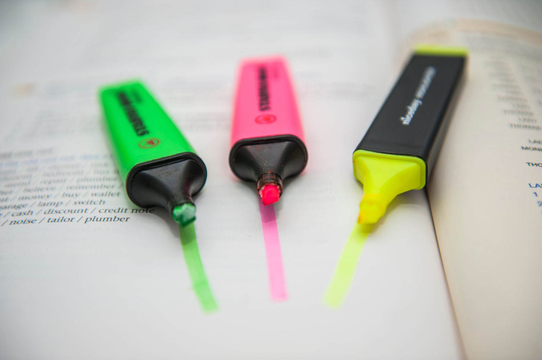 Verschiedenf&auml;rbige Textmarker. Schlagworte: B&uuml;romaterial, Stifte