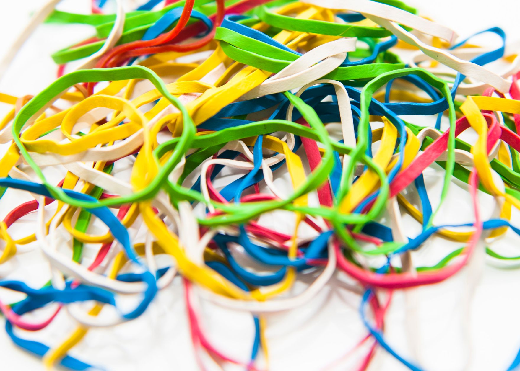 Verschiedenf&auml;rbige Gummiringe Schlagworte: bunt, B&uuml;romaterial, Farben, Gummiringerl