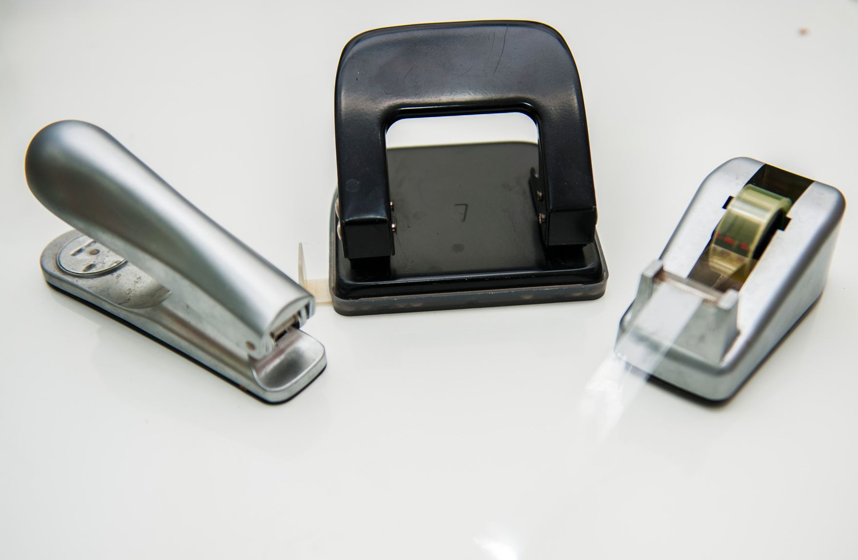 Ein Tacker, Locher und Klebebandhalter. Schlagworte: B&uuml;romaterial
