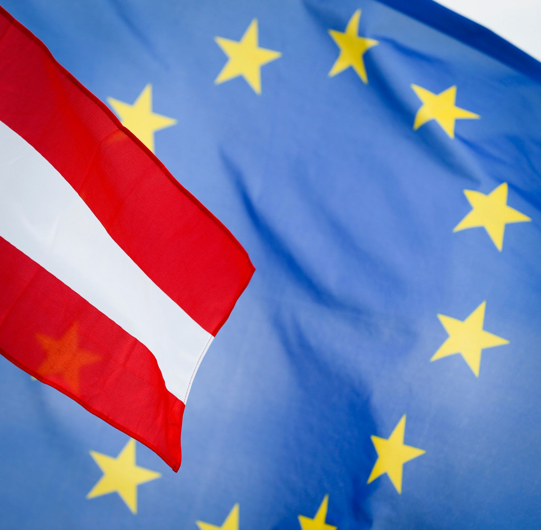 Die &ouml;sterreichische und europ&auml;ische Fahne wehen im Wind. Schlagworte: Fahnen, Flaggen