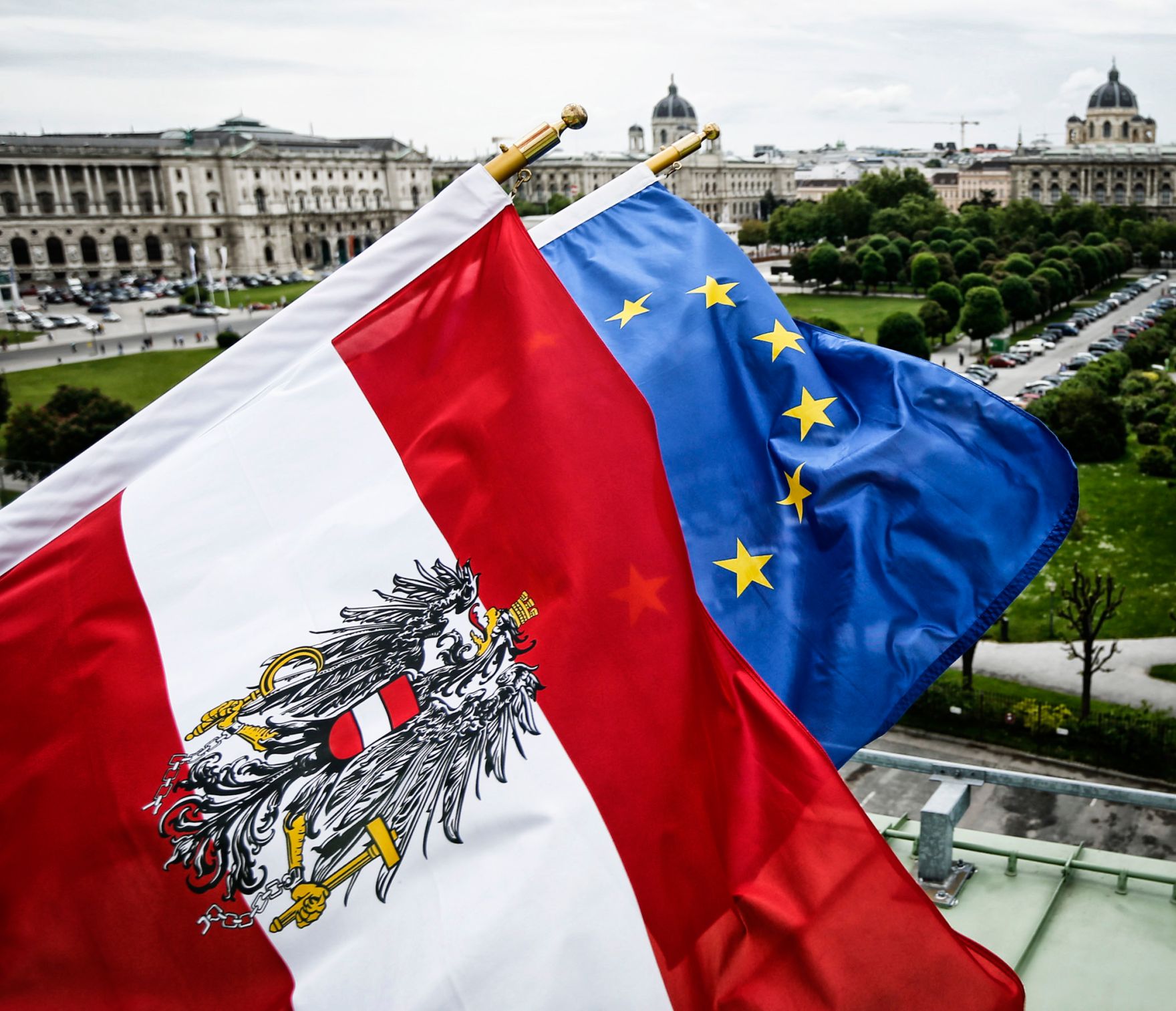 Die &ouml;sterreichische und europ&auml;ische Fahne wehen im Wind. Schlagworte: Bundesadler, Fahnen, Flaggen