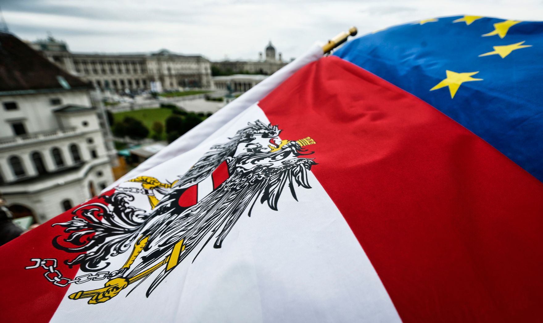 Die &ouml;sterreichische und europ&auml;ische Fahne wehen im Wind. Schlagworte: Bundesadler, Fahnen, Flaggen