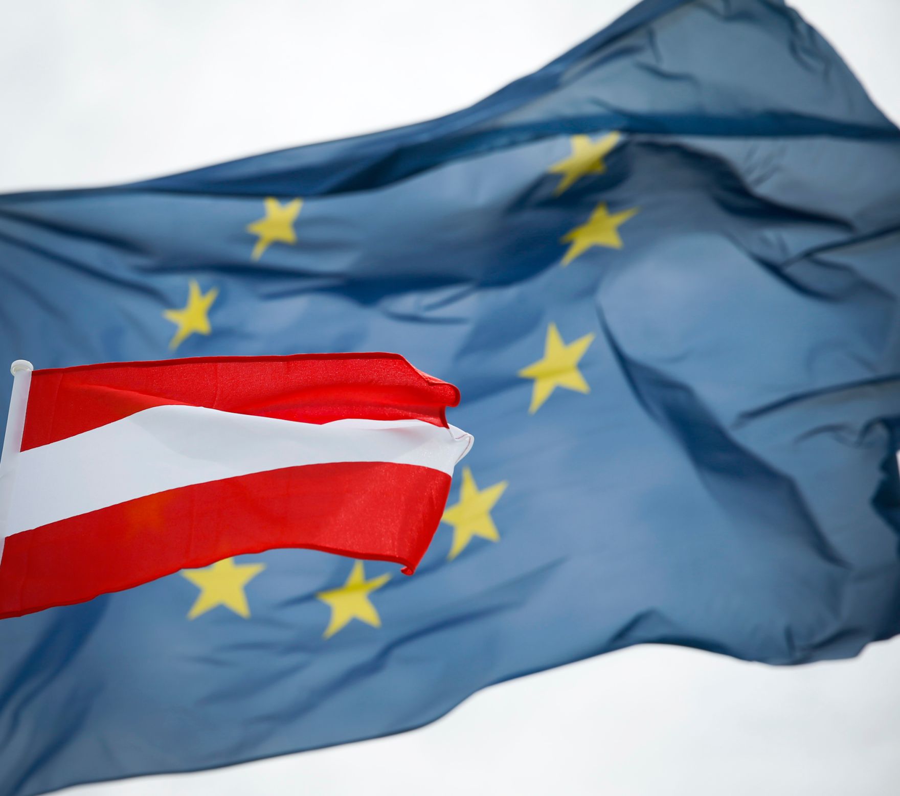 Die &ouml;sterreichische und europ&auml;ische Fahne wehen im Wind. Schlagworte: Fahnen, Flaggen