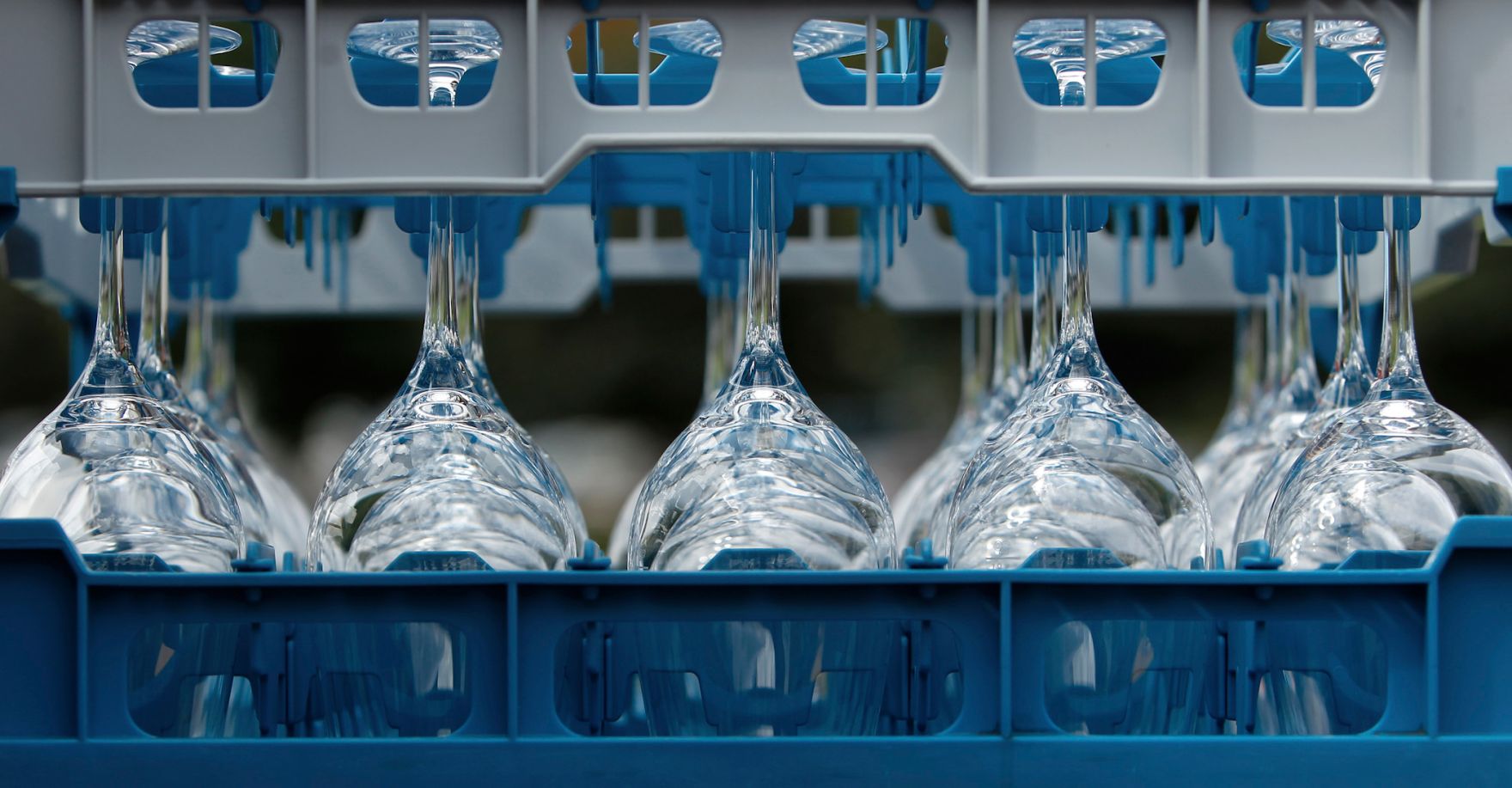 Eine Reihe Trinkgl&auml;ser in einer Transportbox. Schlagworte: Gastronomie, Gl&auml;ser, Stiel, Transportkiste, Trinken