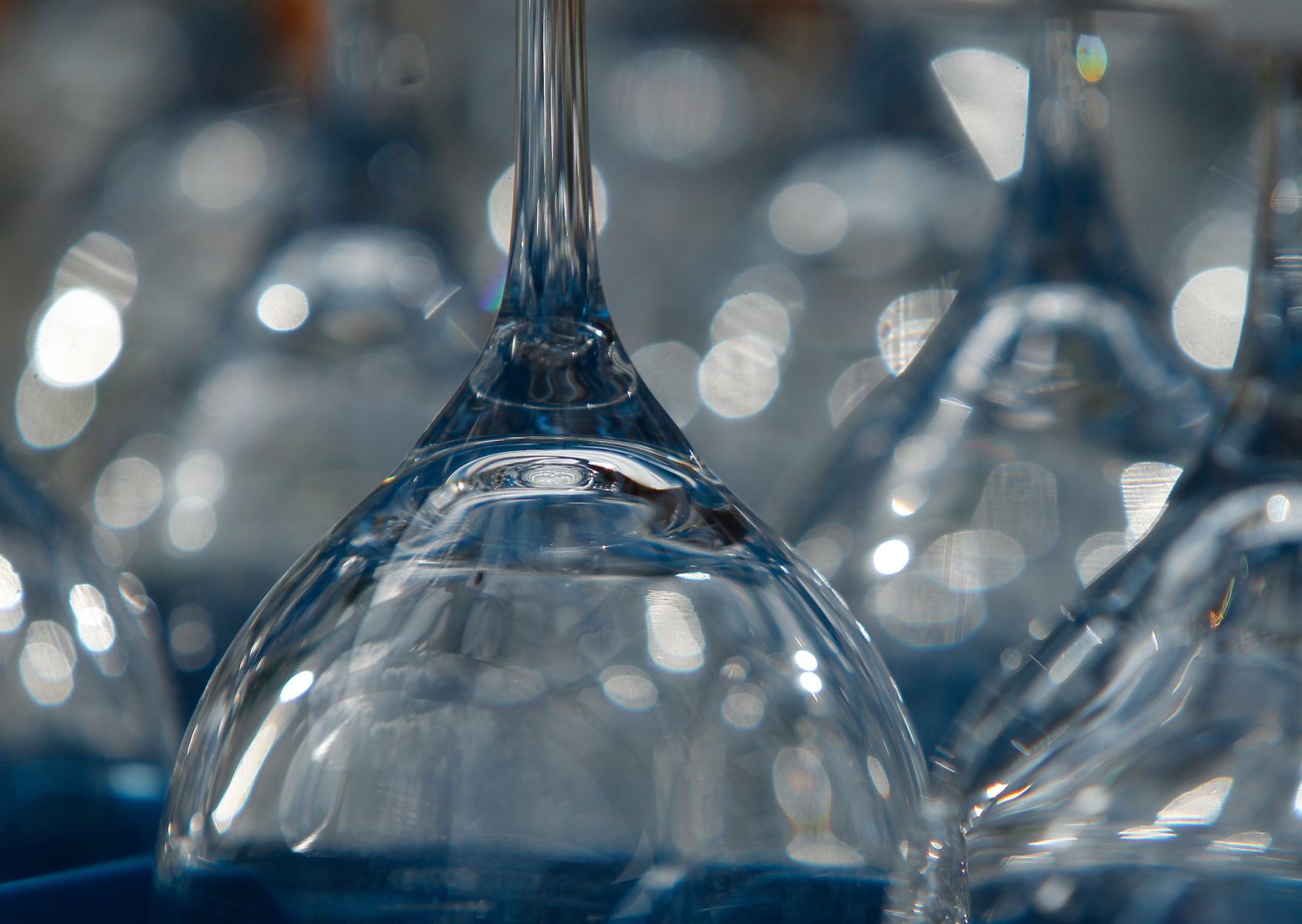 Eine Reihe Trinkgl&auml;ser in einer Transportbox. Schlagworte: Gastronomie, Gl&auml;ser, Stiel, Transportkiste, Trinken