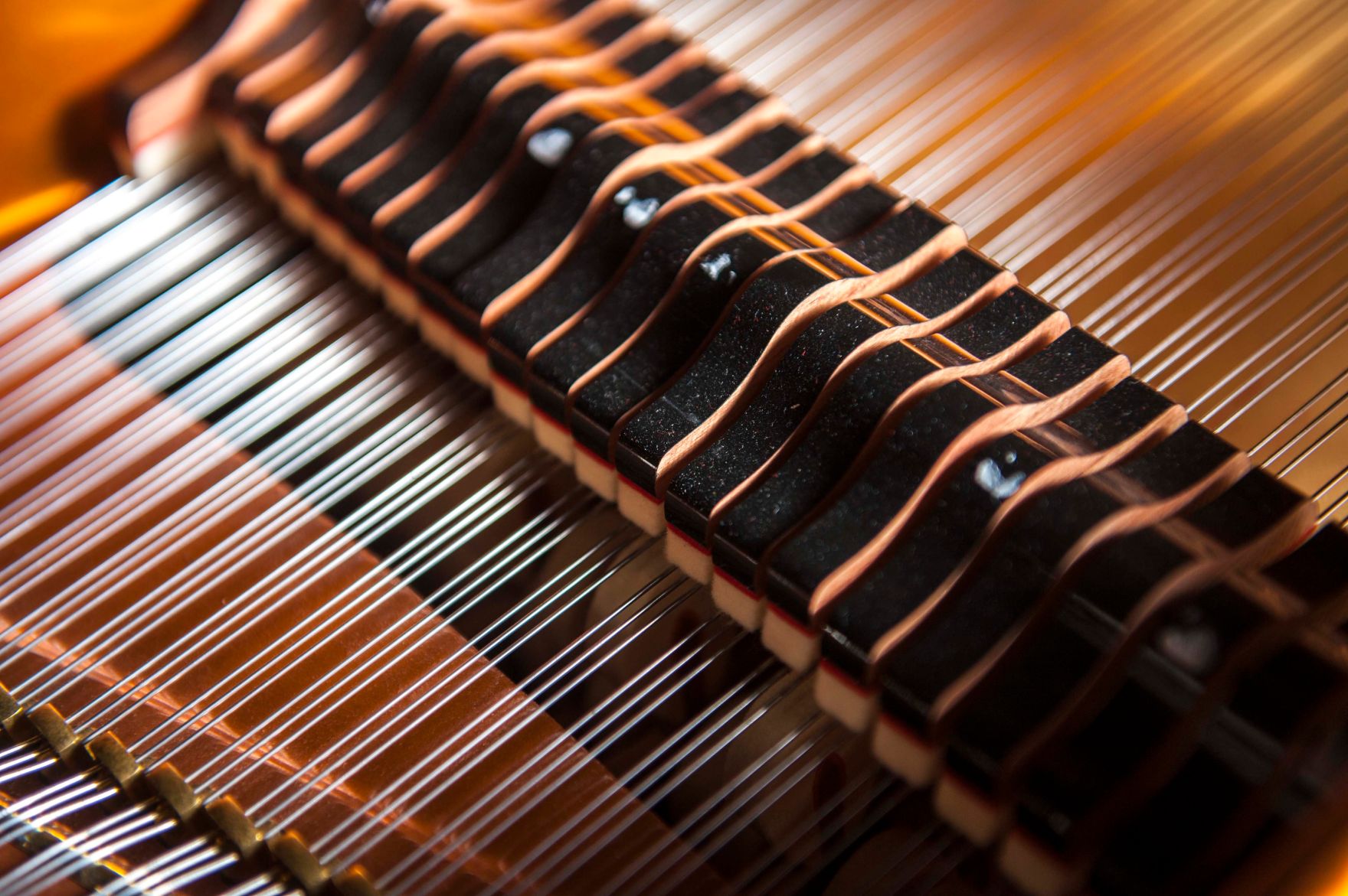 Das Innenleben eines Klaviers. Schlagworte: Dr&auml;hte, Holz, Kl&ouml;ppel, Musik, Saiten