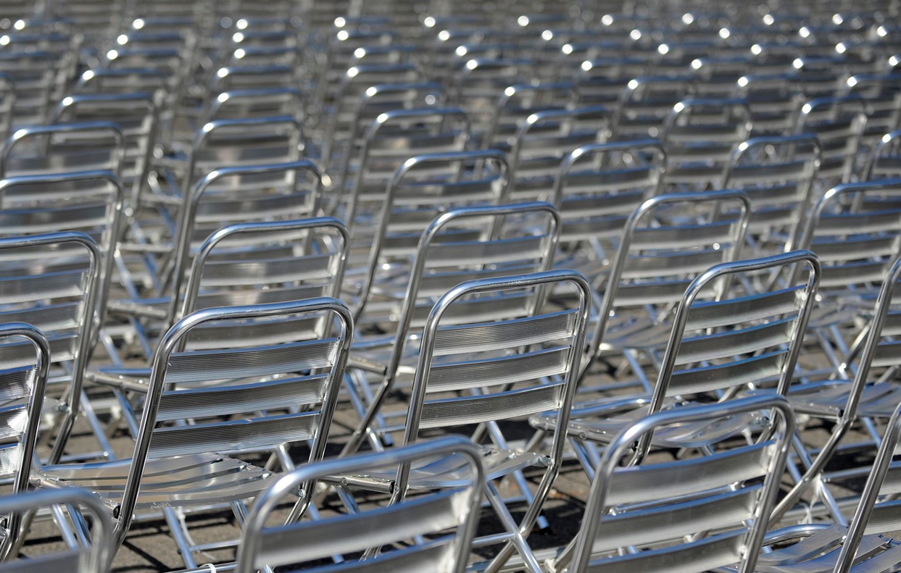 Leere Aluminiumsesselreihen beim Filmfestivals am Rathausplatz. Schlagworte: Kultur, Kunst, Musik, Sessel, Stuhl, St&uuml;hle