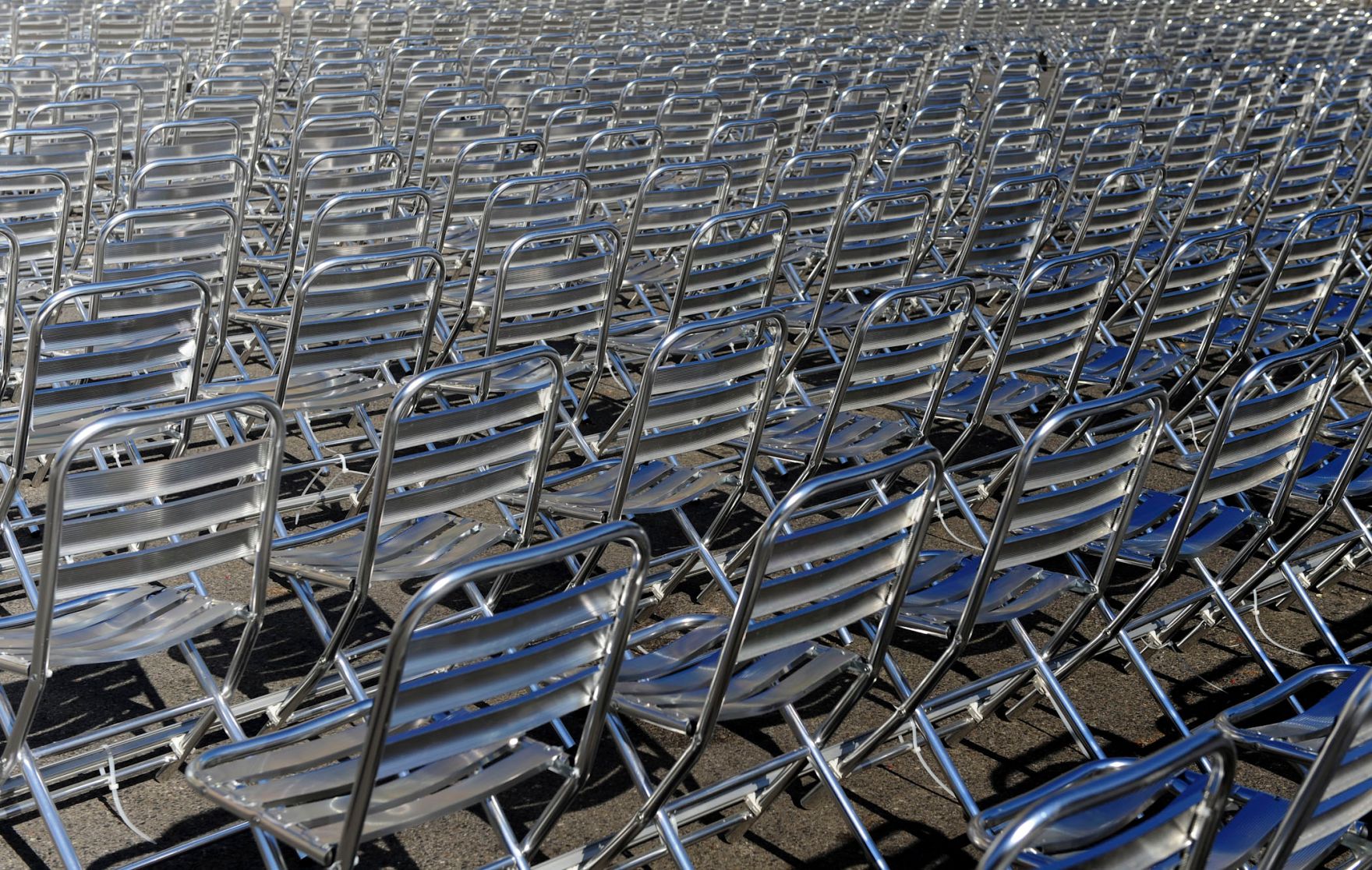 Leere Aluminiumsesselreihen beim Filmfestivals am Rathausplatz. Schlagworte: Kultur, Kunst, Musik, Sessel, Stuhl, St&uuml;hle