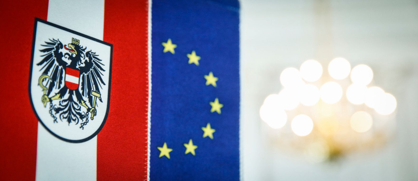 Eine &ouml;sterreichische und europ&auml;ische Tischfahne. Schlagworte: Bundesadler, Fahnen, Flaggen