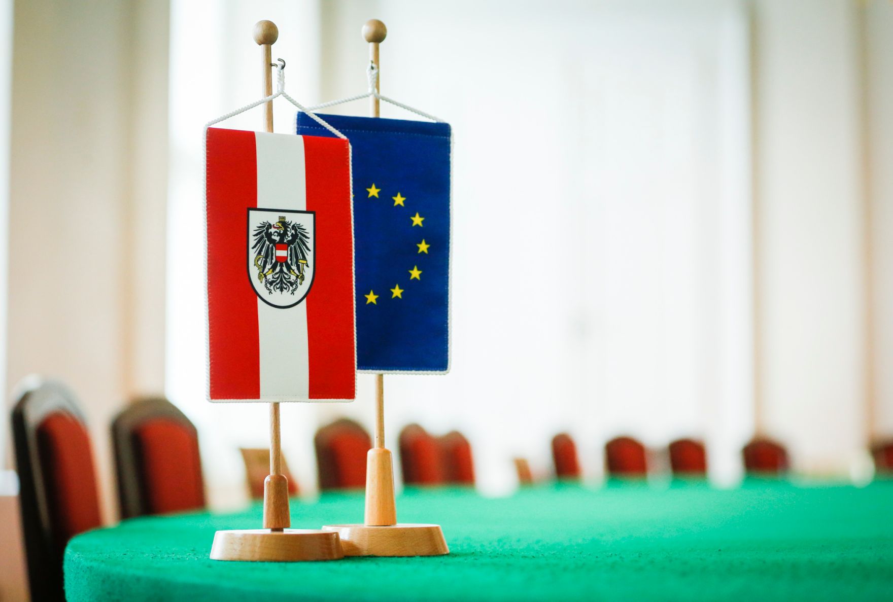 Eine &ouml;sterreichische und europ&auml;ische Tischfahne auf einem Besprechungstisch. Schlagworte: Bundesadler, Fahnen, Flaggen