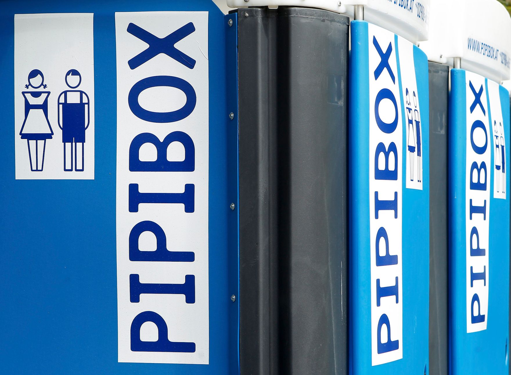 &Ouml;ffentliche, mobile Toilettenanlagen bei einer Veranstaltung am Heldenplatz. Schlagworte: Klo, Pipibox, Sanit&auml;ranlagen, WC