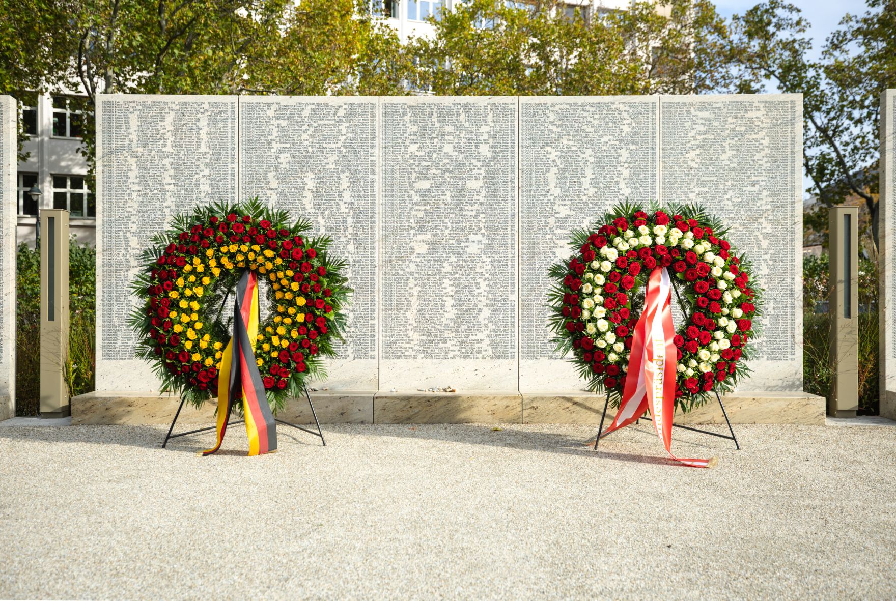Kranzniederlegung an der Shoah-Namensmauern-Gedenkst&auml;tte im Ostarrichipark, zum Gedenken der Opfer des Nationalsozialismus, Deutscher und &Ouml;sterreichischer Gedenkkranz.