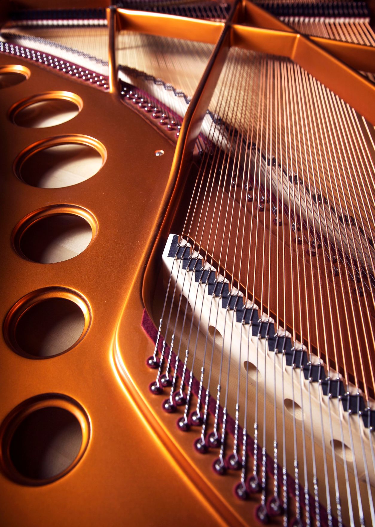 Das Innenleben eines Klaviers. Schlagworte: Dr&auml;hte, Holz, Kl&ouml;ppel, Musik, Saiten