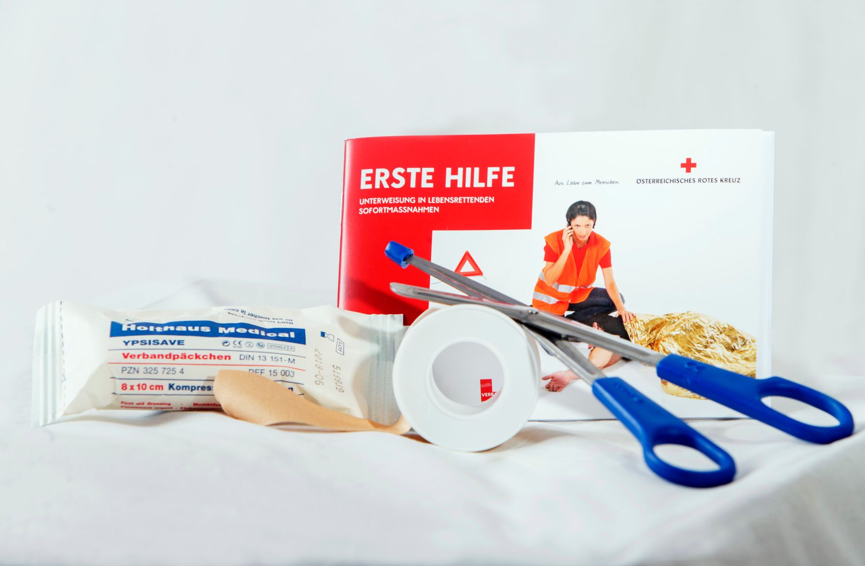 Verbandszeug Schlagworte: Gesundheit, Erste Hilfe, Fixierpflaster, Medizin, Mullbinde, Pflaster, Rettungsdecke, Schere