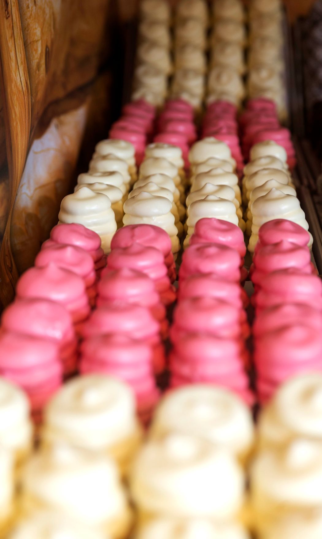 Bunte Schaumbecher am Christkindlmarkt. Schlagworte: Essen, Schokolade, S&uuml;&szlig;igkeiten