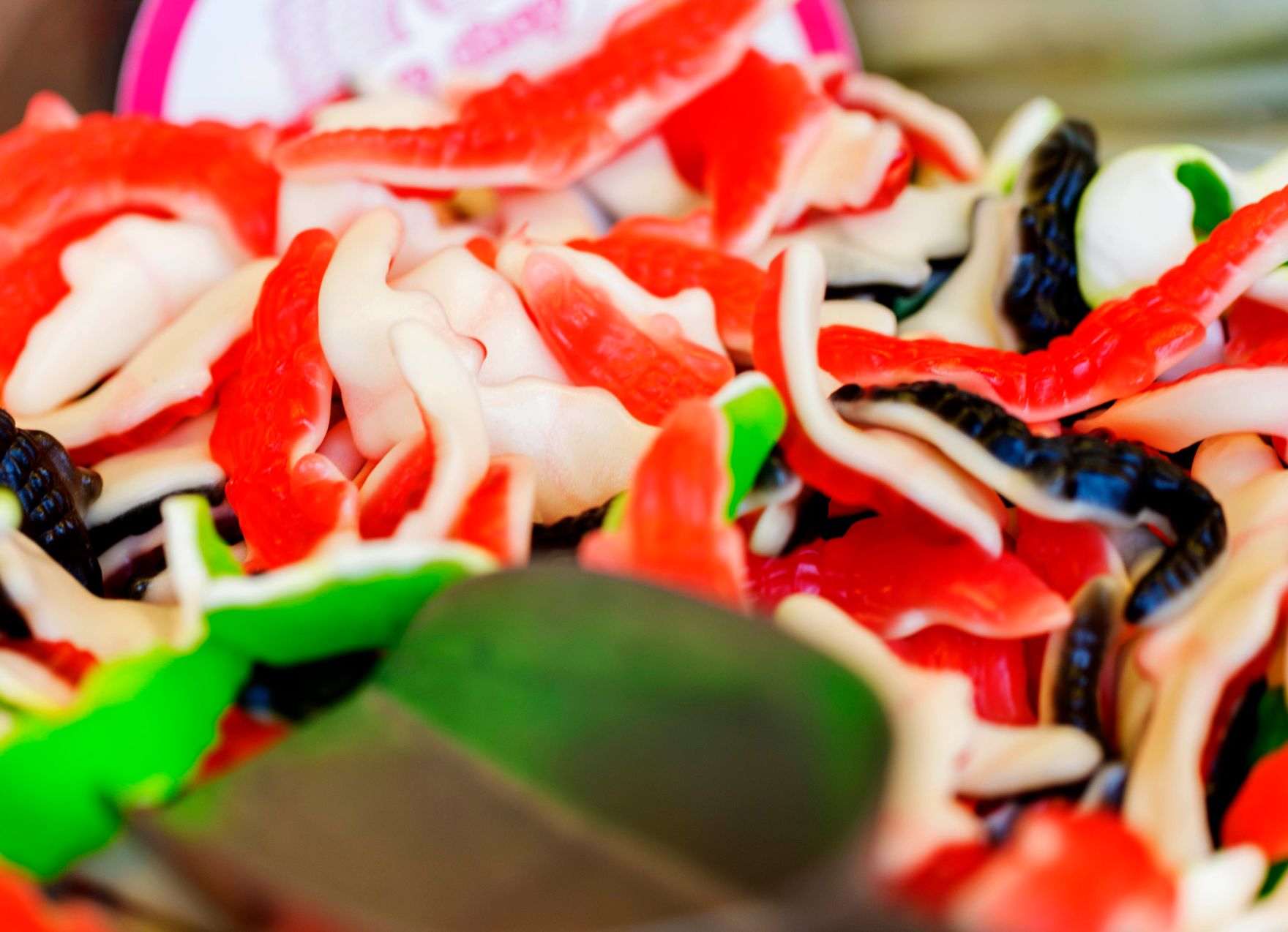 Bunte Gummischlangen am Christkindlmarkt. Schlagworte: Essen, S&uuml;&szlig;igkeiten