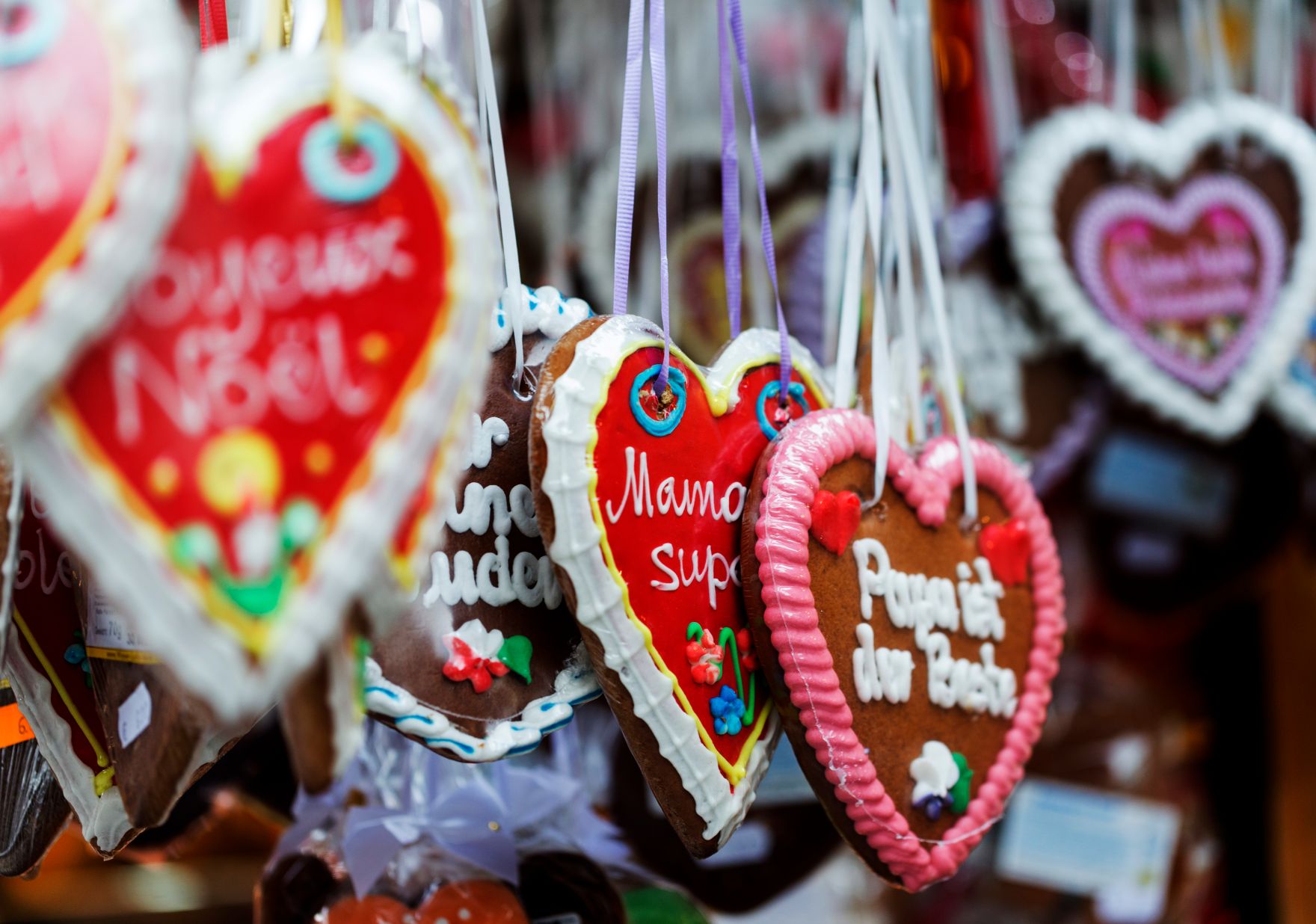 Lebkuchenherzen am Christkindlmarkt. Schlagworte: bunt, Essen, Schriftzug, S&uuml;&szlig;igkeiten, Zuckergu&szlig;