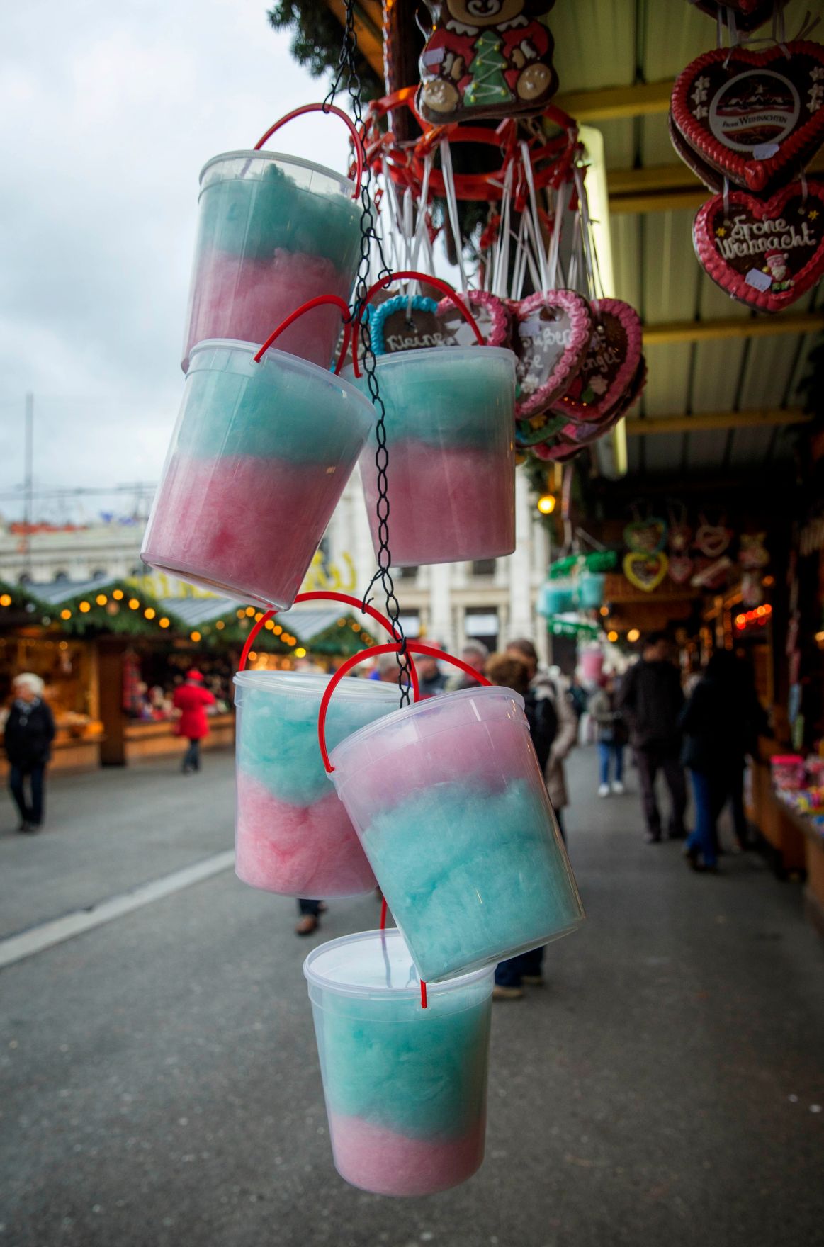 Zuckerwatte im K&uuml;bel am Christkindlmarkt. Schlagworte: bunt, Essen, S&uuml;&szlig;igkeiten