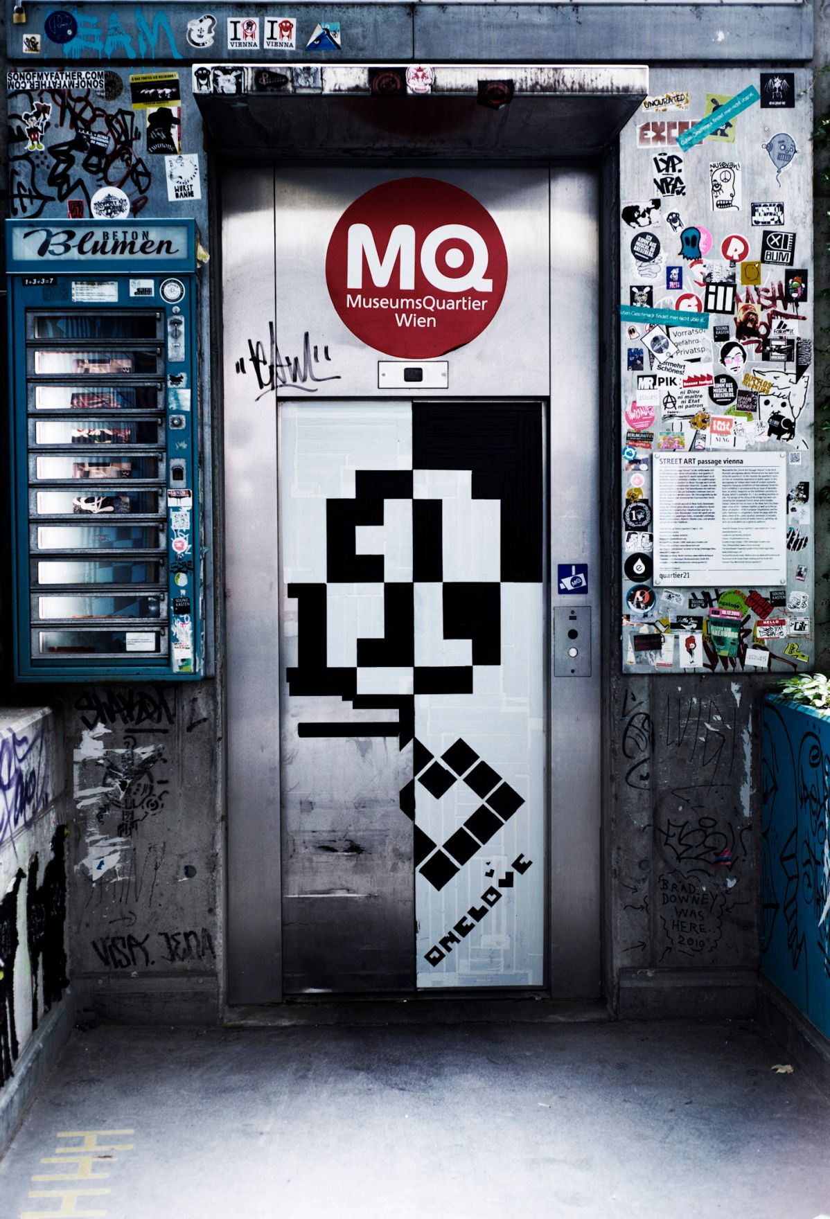Aufzug im MuseumsQuartier. Schlagworte: Aufkleber, Aufzug, Automat, Lift, MQ, Stadtlandschaft