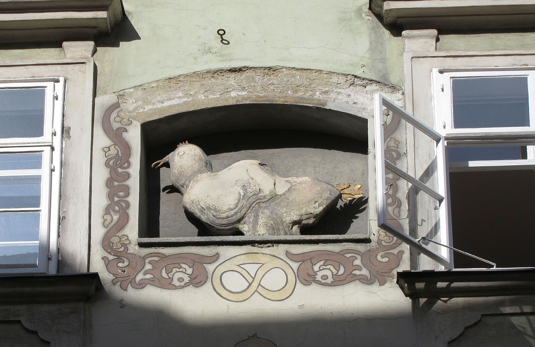 Statute in der Fassade des Basiliskenhauses in der Sch&ouml;nlaterngasse. Schlagworte: Denkmal, Fassade, Fenster, Geb&auml;ude, Sehensw&uuml;rdigkeit, Stadtlandschaft, Statue